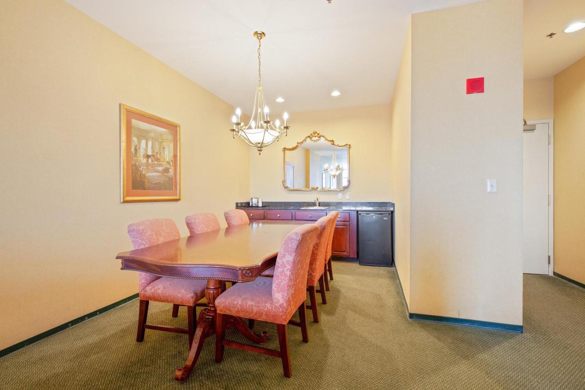OYO Hotel St Louis Downtown City Center MO photo 65