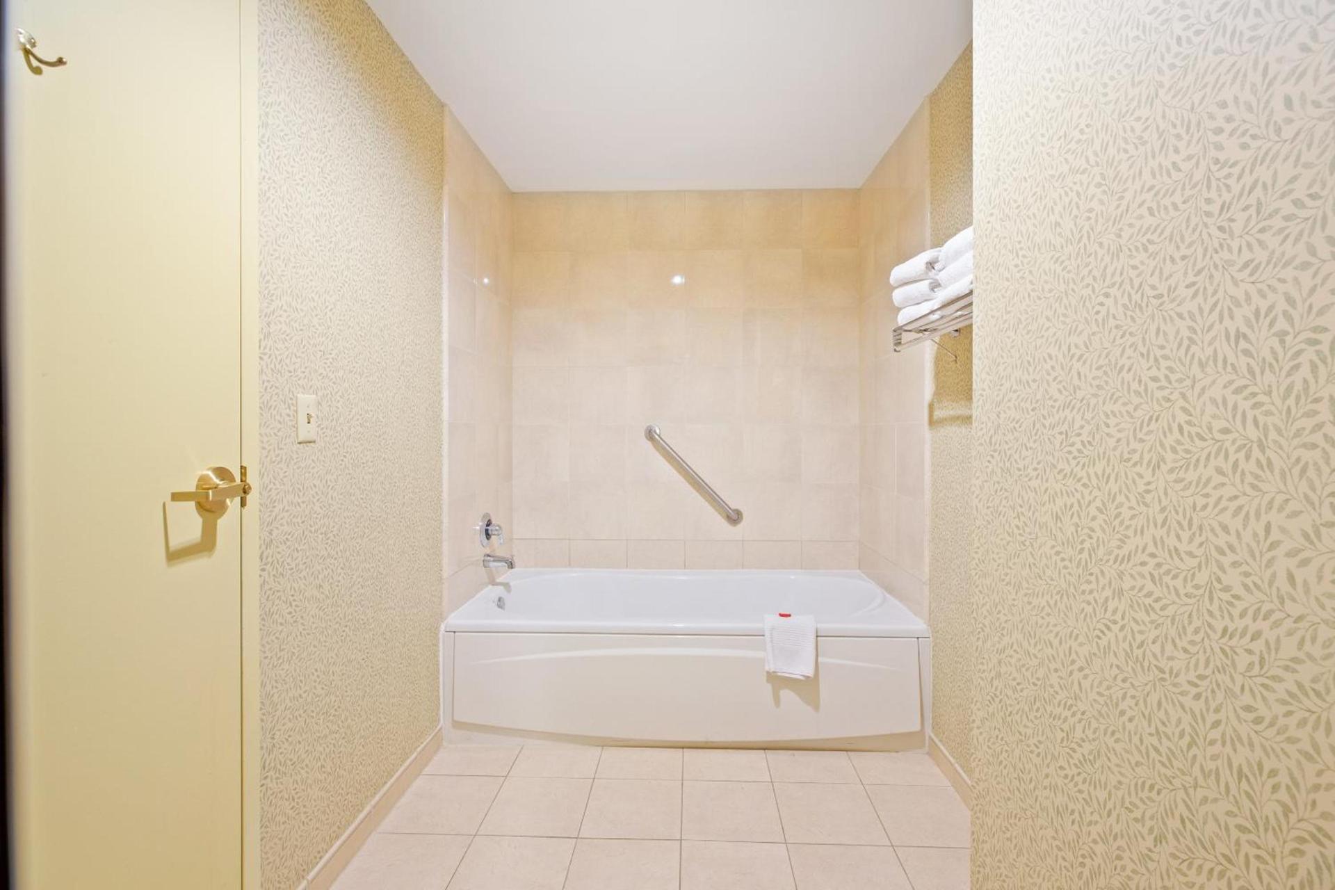 OYO Hotel St Louis Downtown City Center MO photo 67
