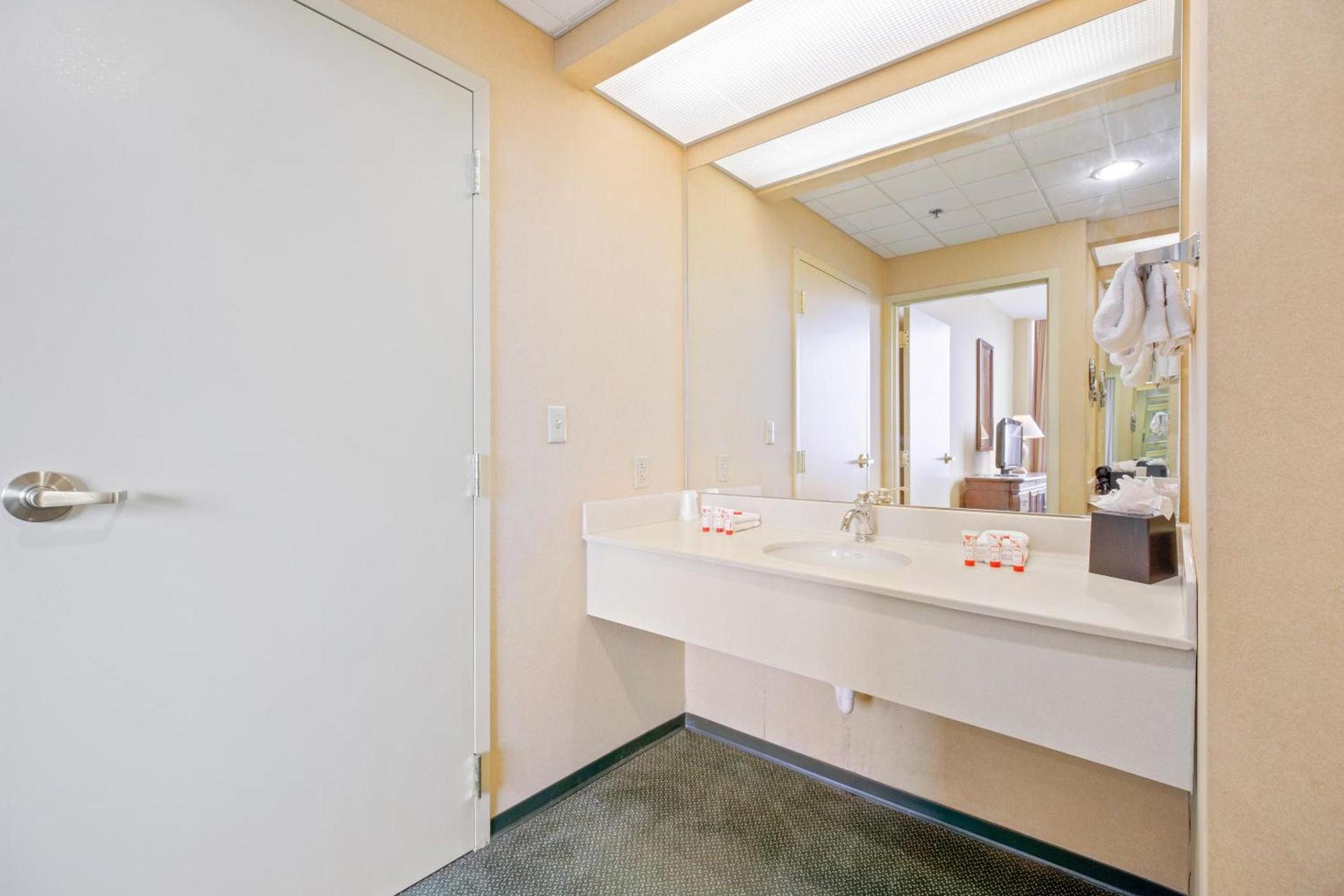 OYO Hotel St Louis Downtown City Center MO photo 57
