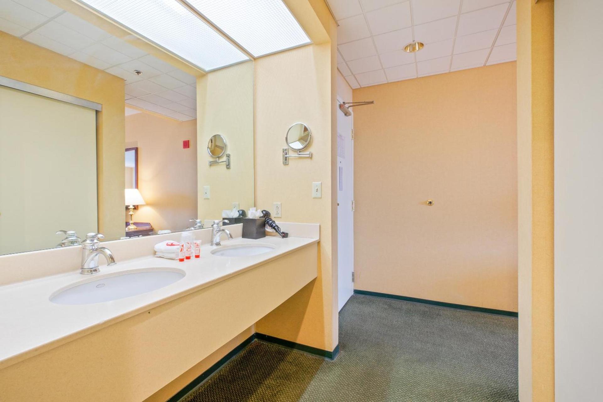 OYO Hotel St Louis Downtown City Center MO photo 58