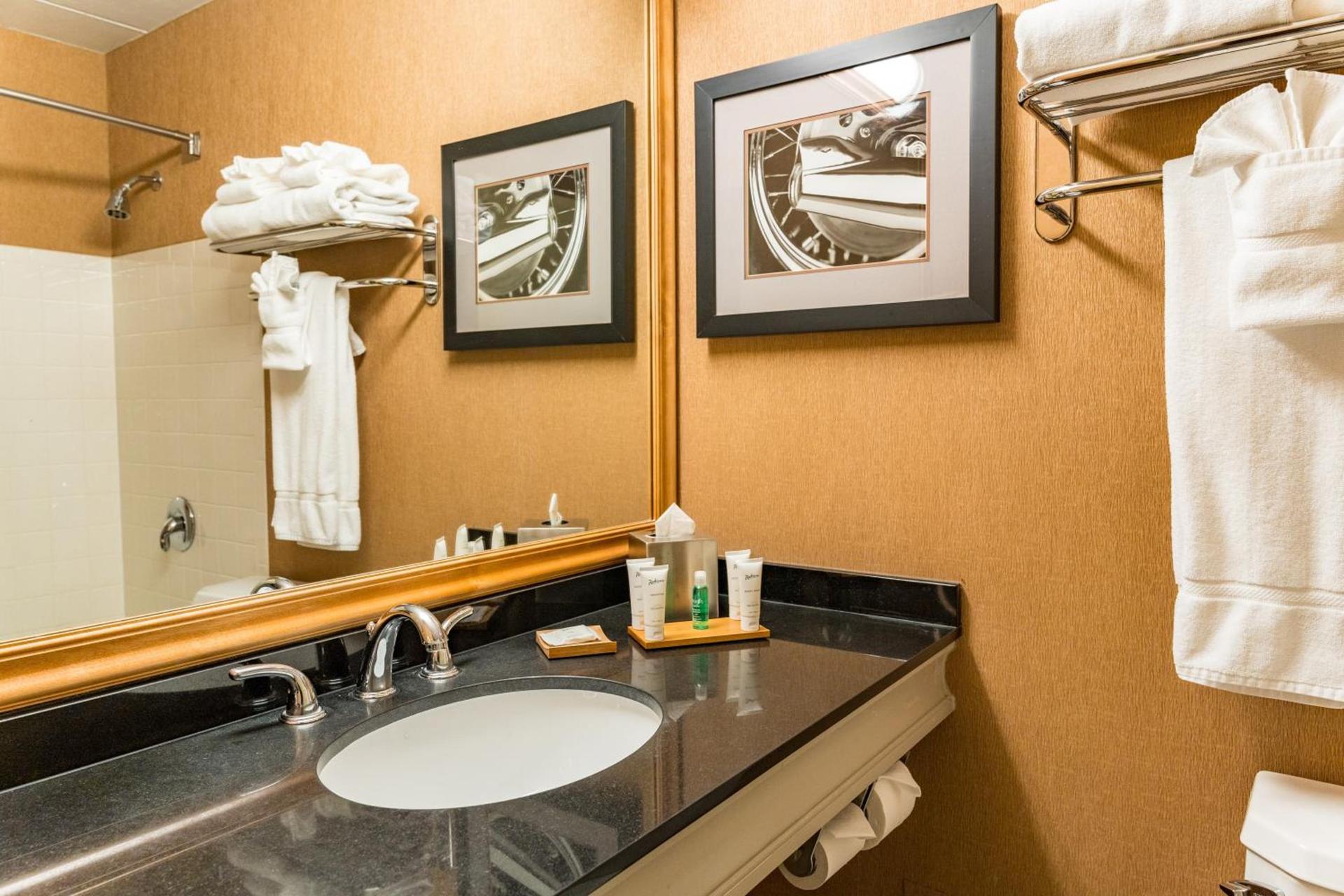 Radisson Hotel Milwaukee West photo 19