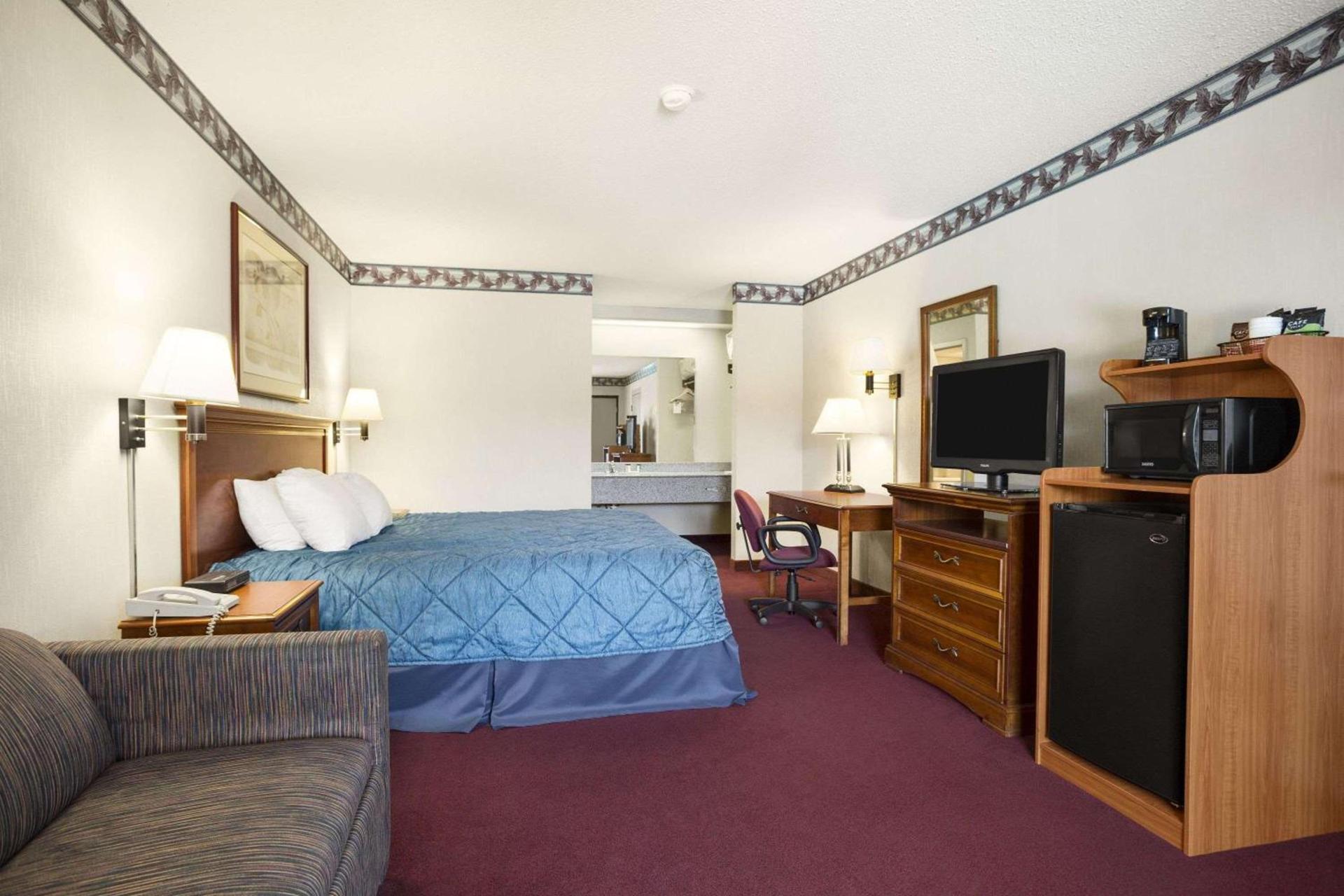 Ramada by Wyndham Batesville photo 10