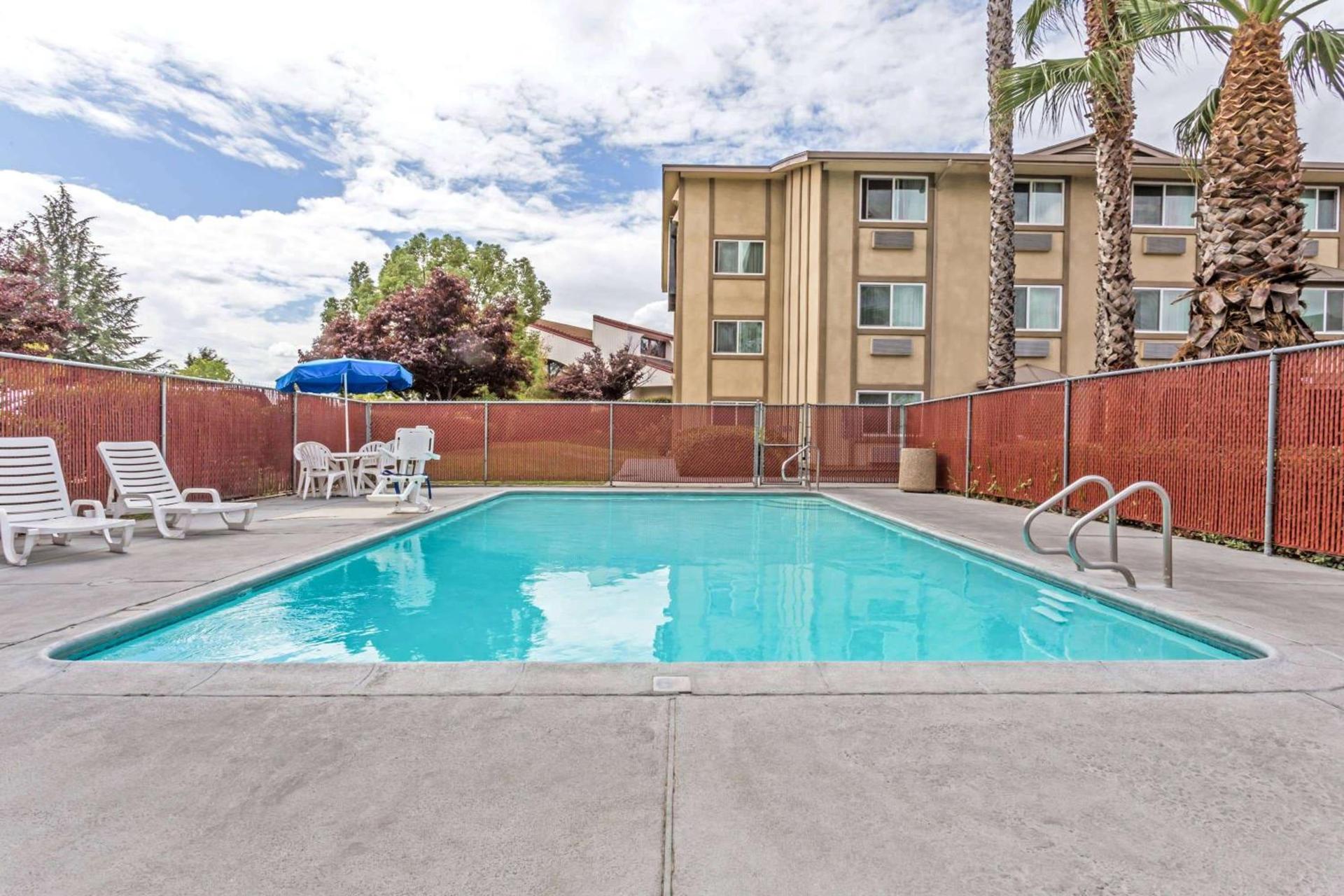 Super 8 by Wyndham Sacramento photo 4