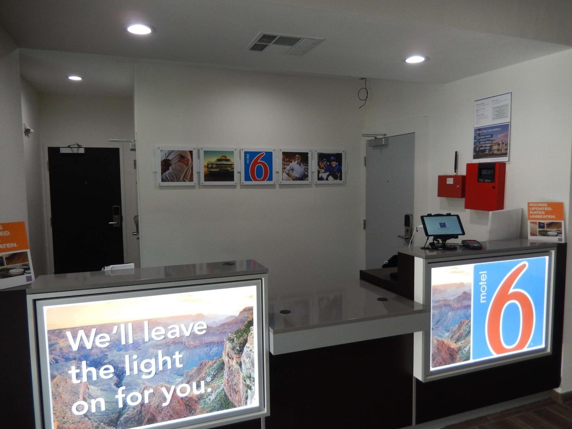 Motel 6-Houston, TX - Downtown North photo 2