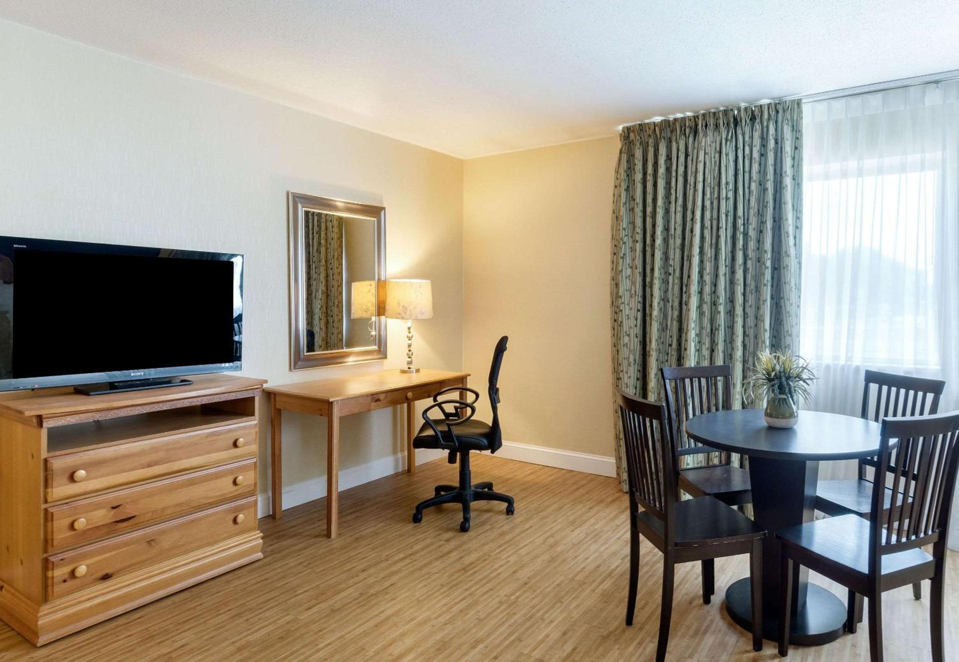 Clarion Hotel Seekonk - Providence photo 43