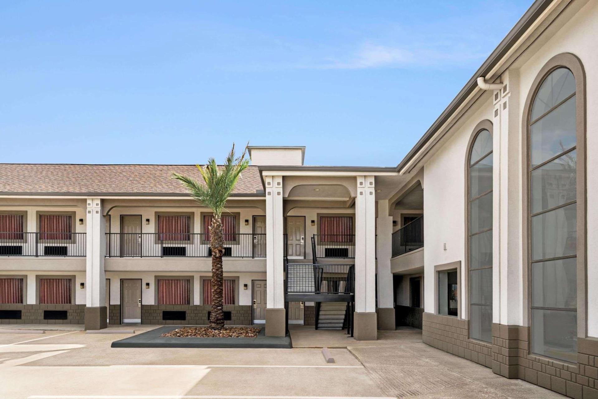 Super 8 by Wyndham Houston/Dtwn/I-610 photo 3