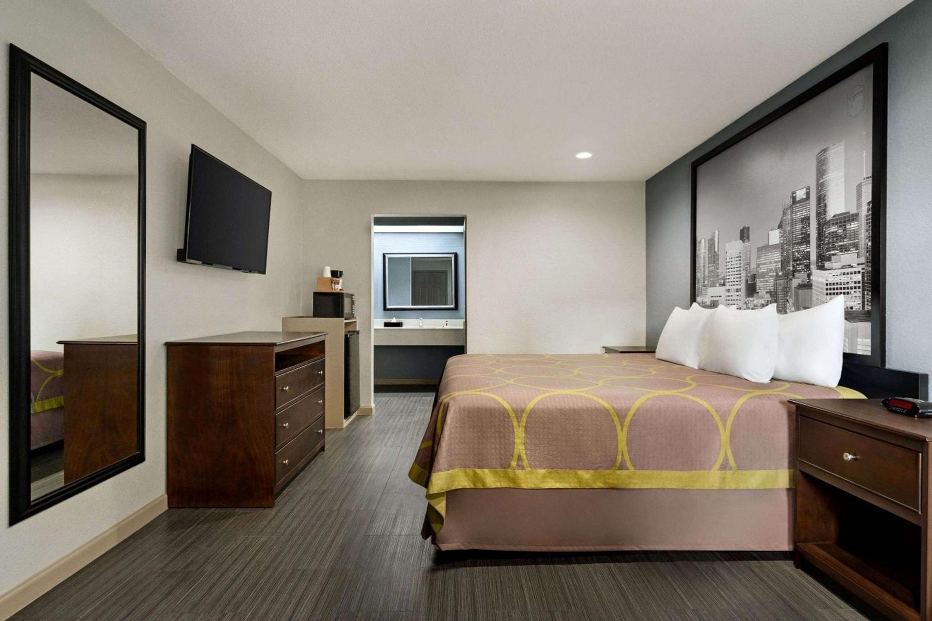 Super 8 by Wyndham Houston/Dtwn/I-610 photo 26