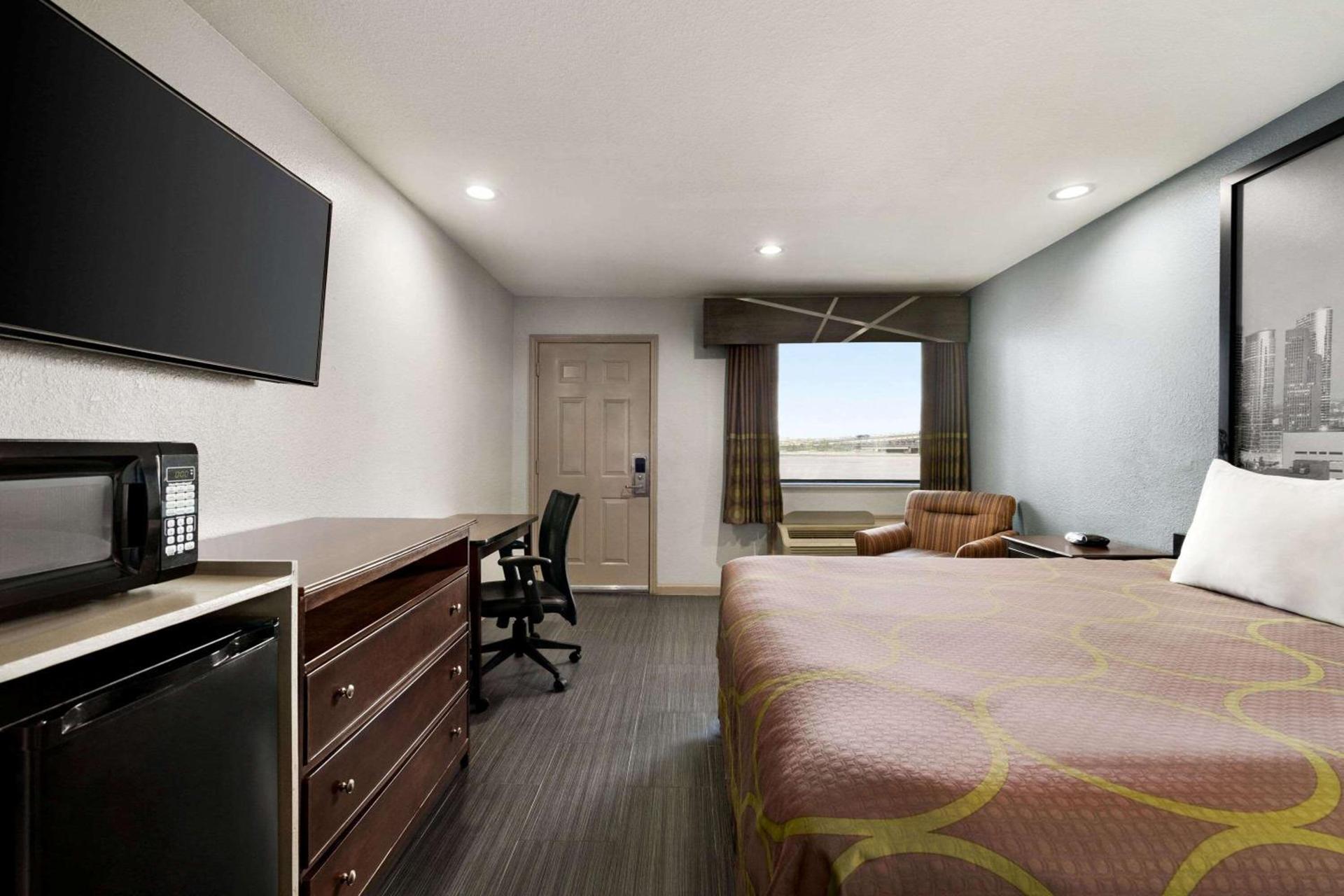 Super 8 by Wyndham Houston/Dtwn/I-610 photo 16