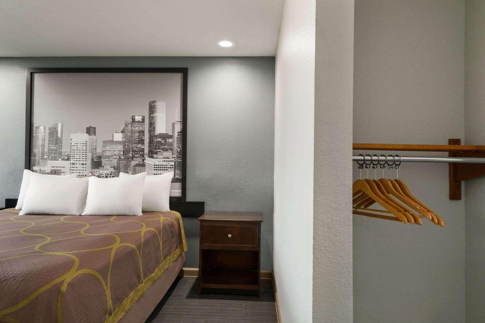 Super 8 by Wyndham Houston/Dtwn/I-610 photo 9