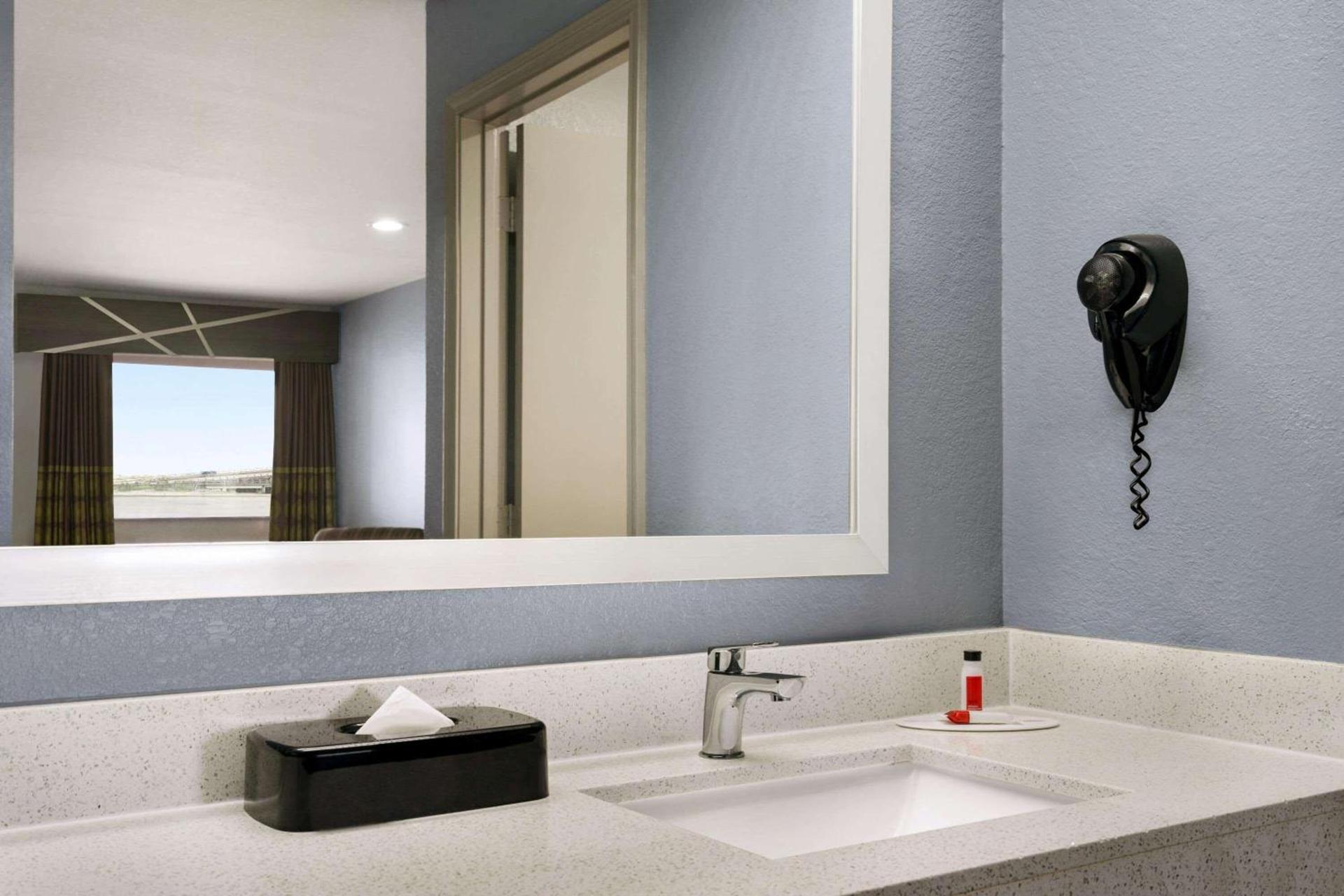 Super 8 by Wyndham Houston/Dtwn/I-610 photo 34
