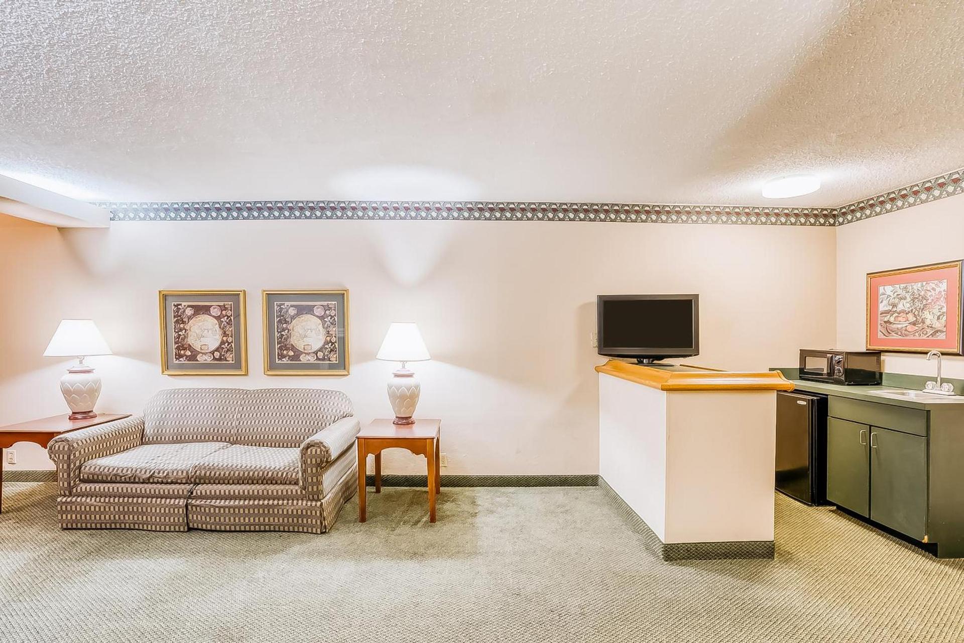 OYO Hotel Monroe LA I-20 photo 25