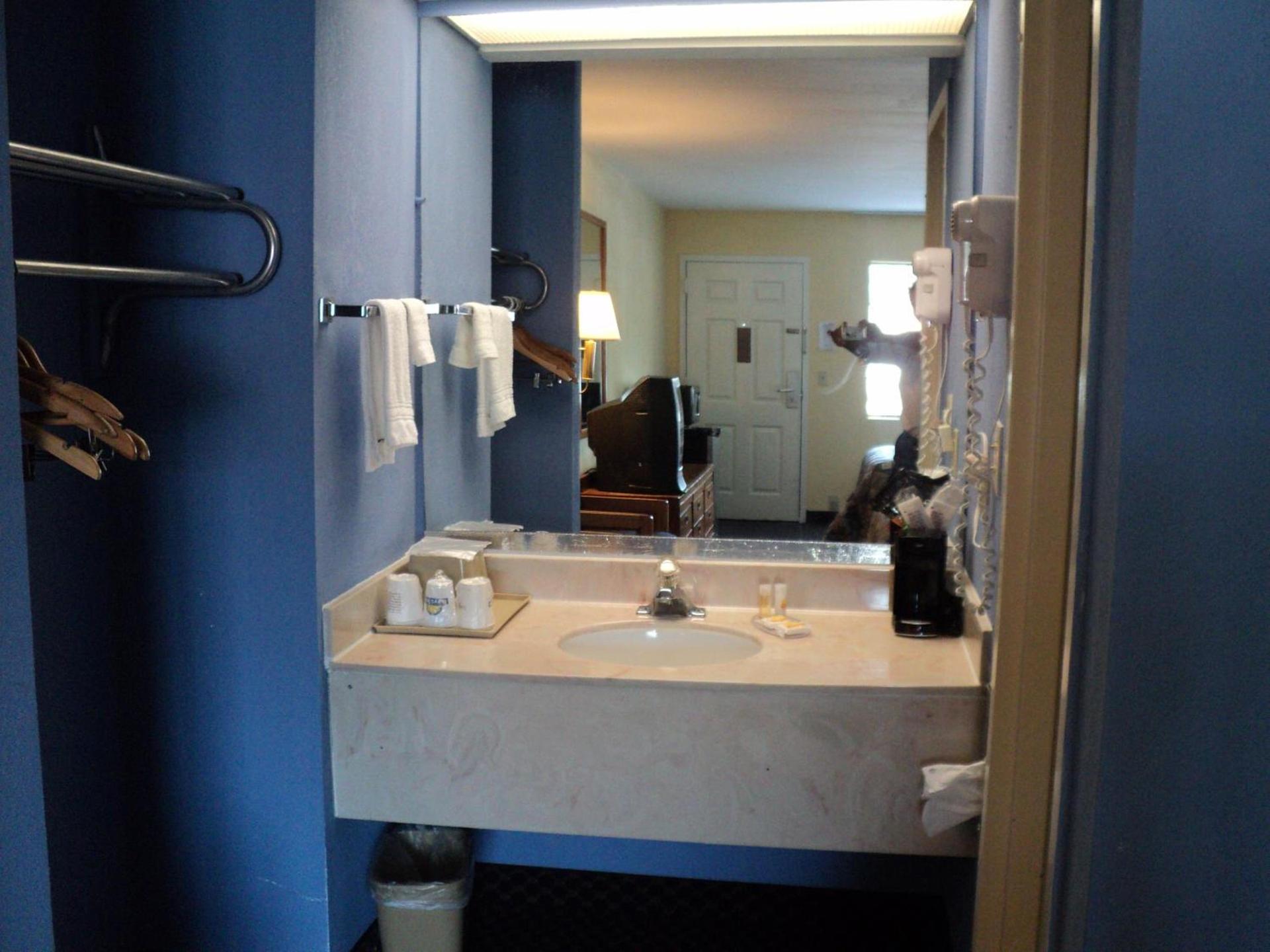 Knights Inn Cleveland GA photo 12