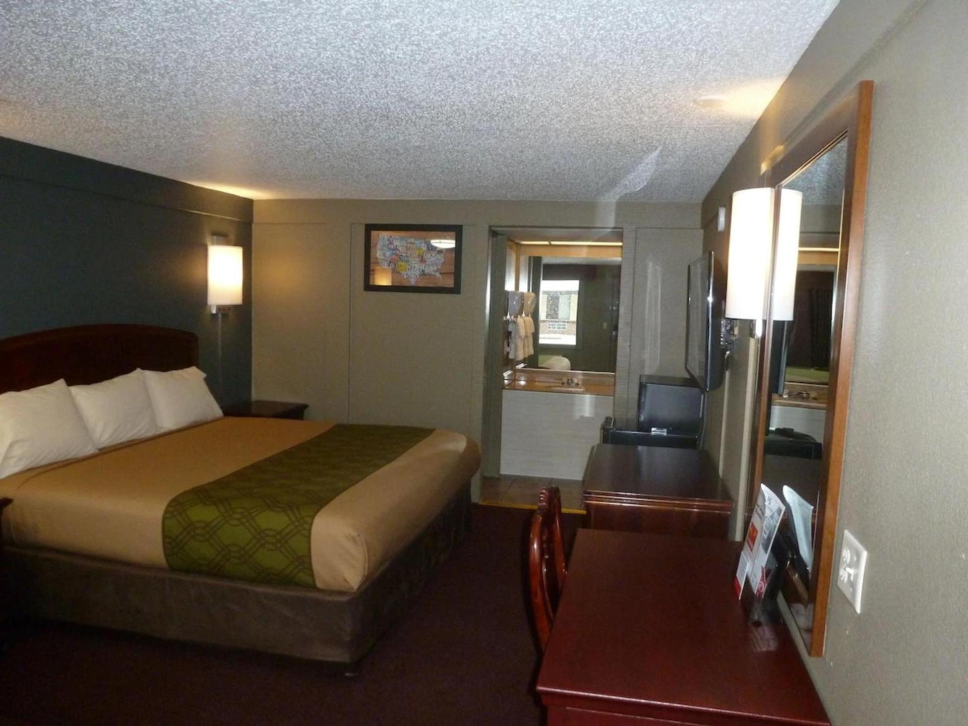 Econo Lodge Pittsburgh I-79 photo 39