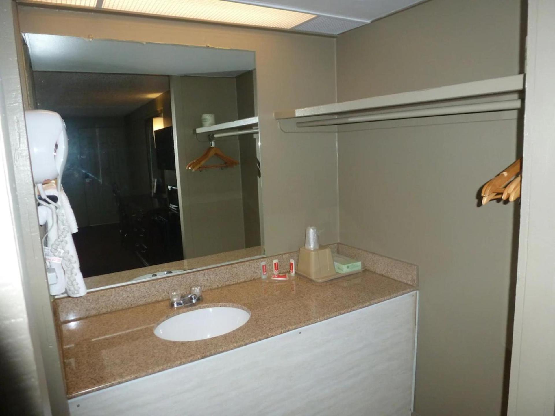 Econo Lodge Pittsburgh I-79 photo 19