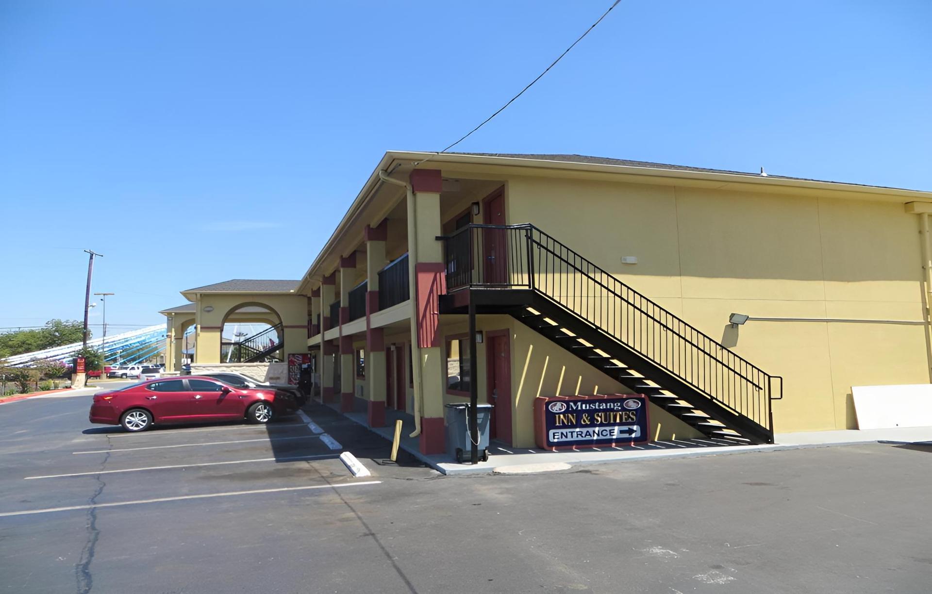 Mustang Inn and Suites photo 2