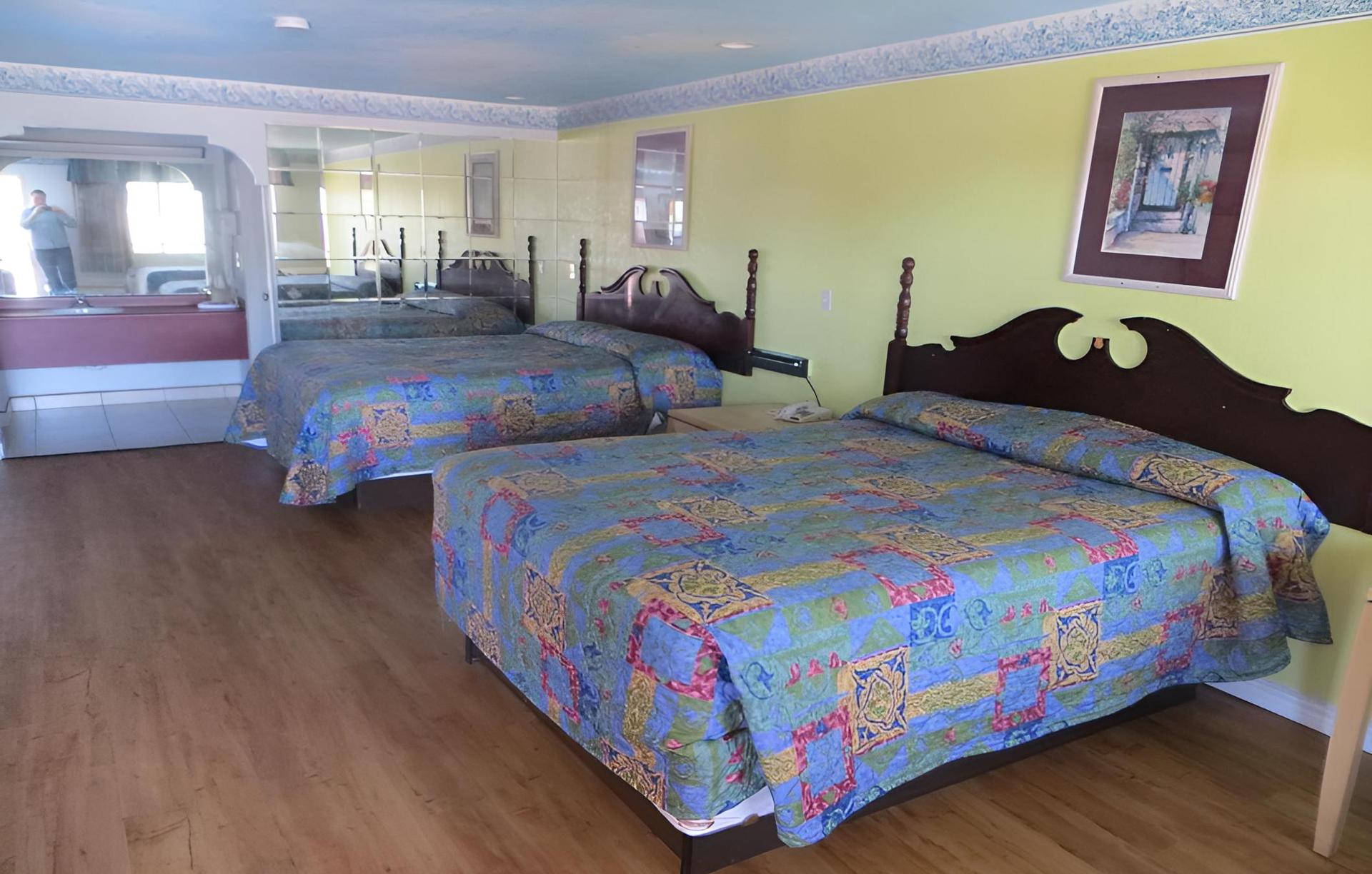 Mustang Inn and Suites photo 11