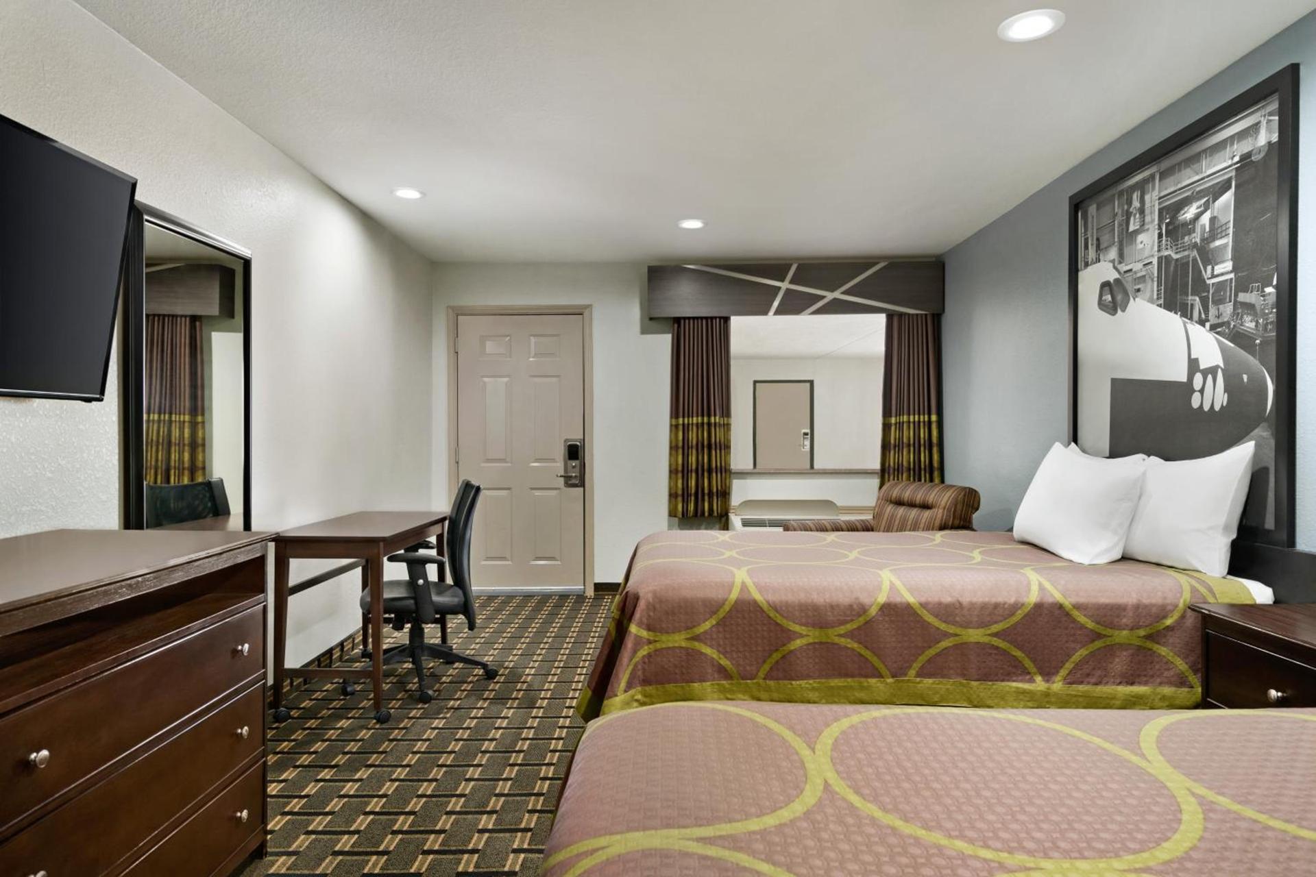 Super 8 by Wyndham Houston/Dtwn/I-610 photo 11