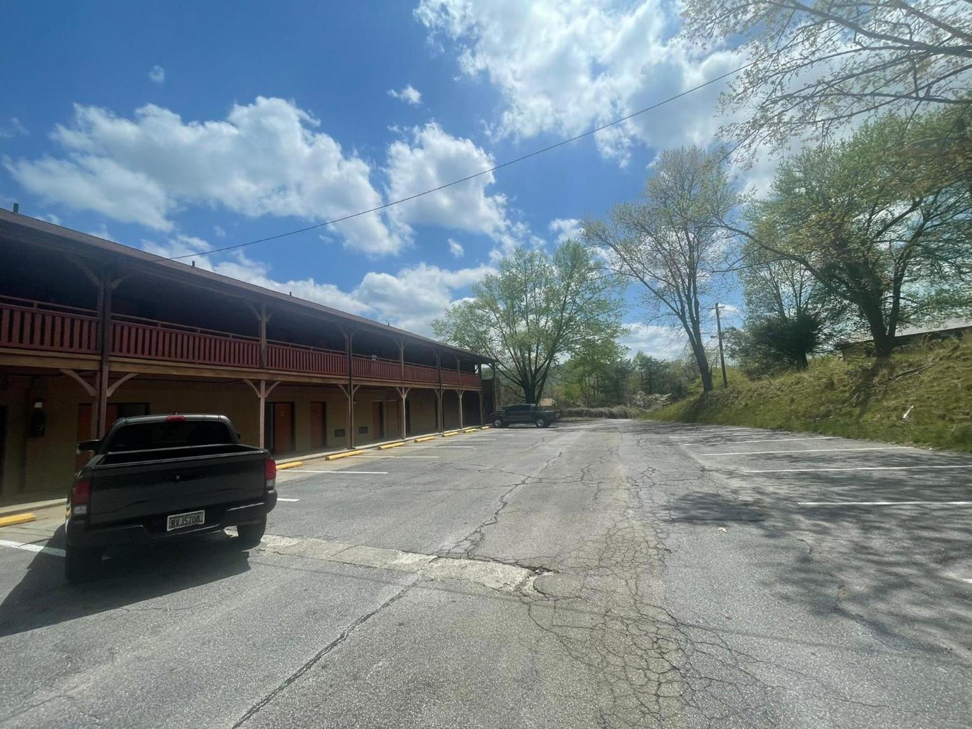 Budgetel Inn & Suites photo 68