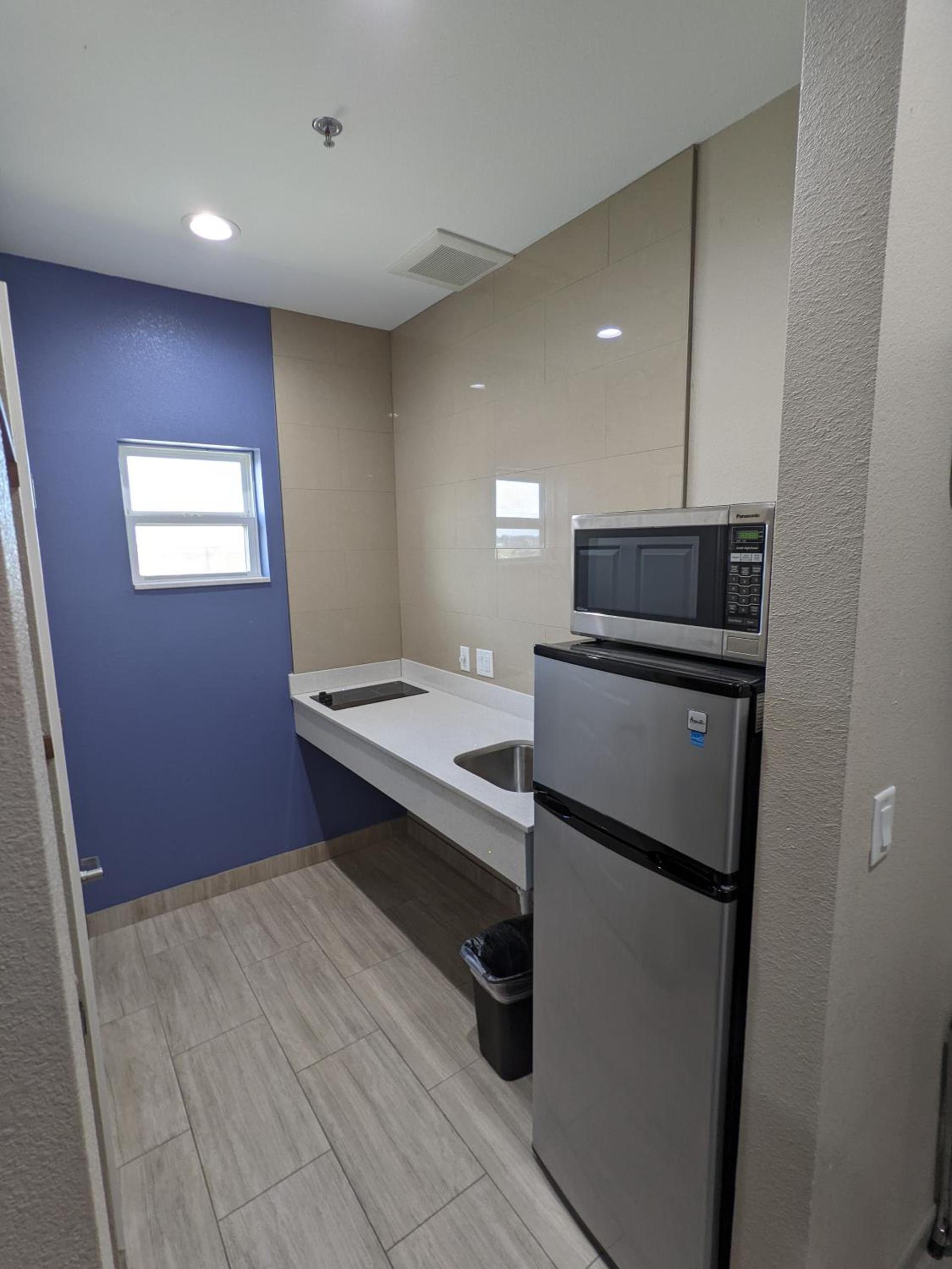 Holiday Inn motel photo 2