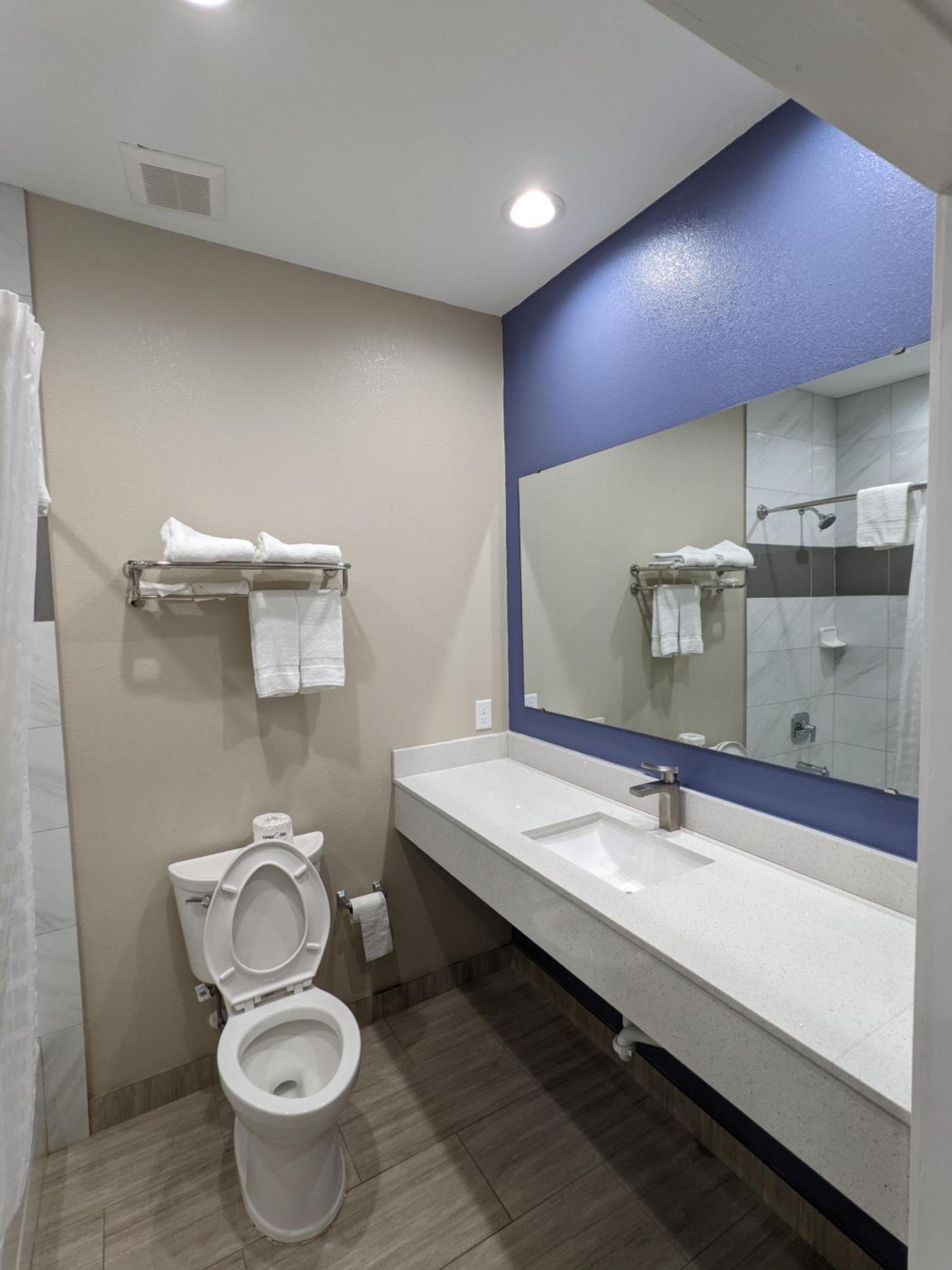 Holiday Inn motel photo 4