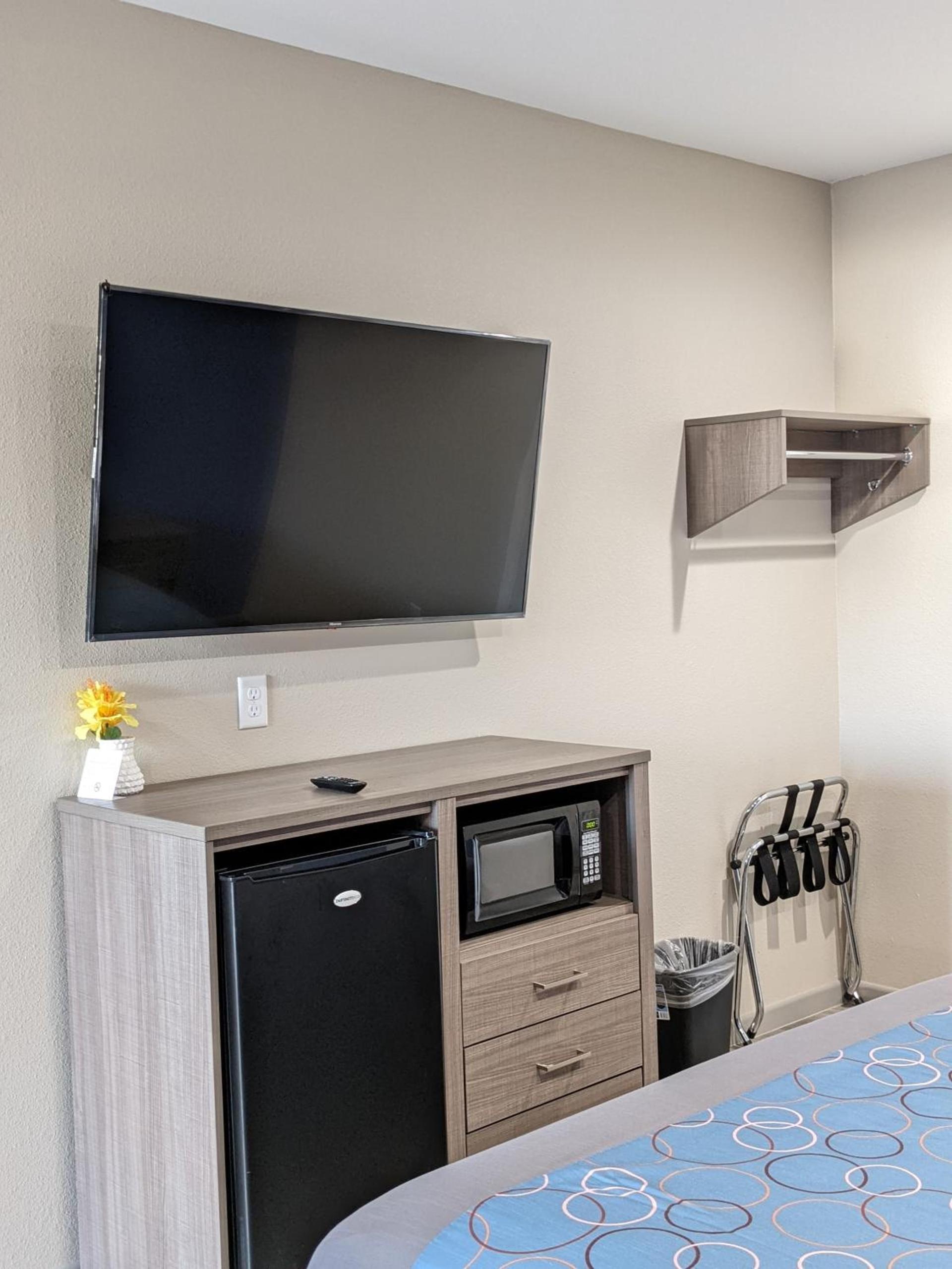 Holiday Inn motel photo 9