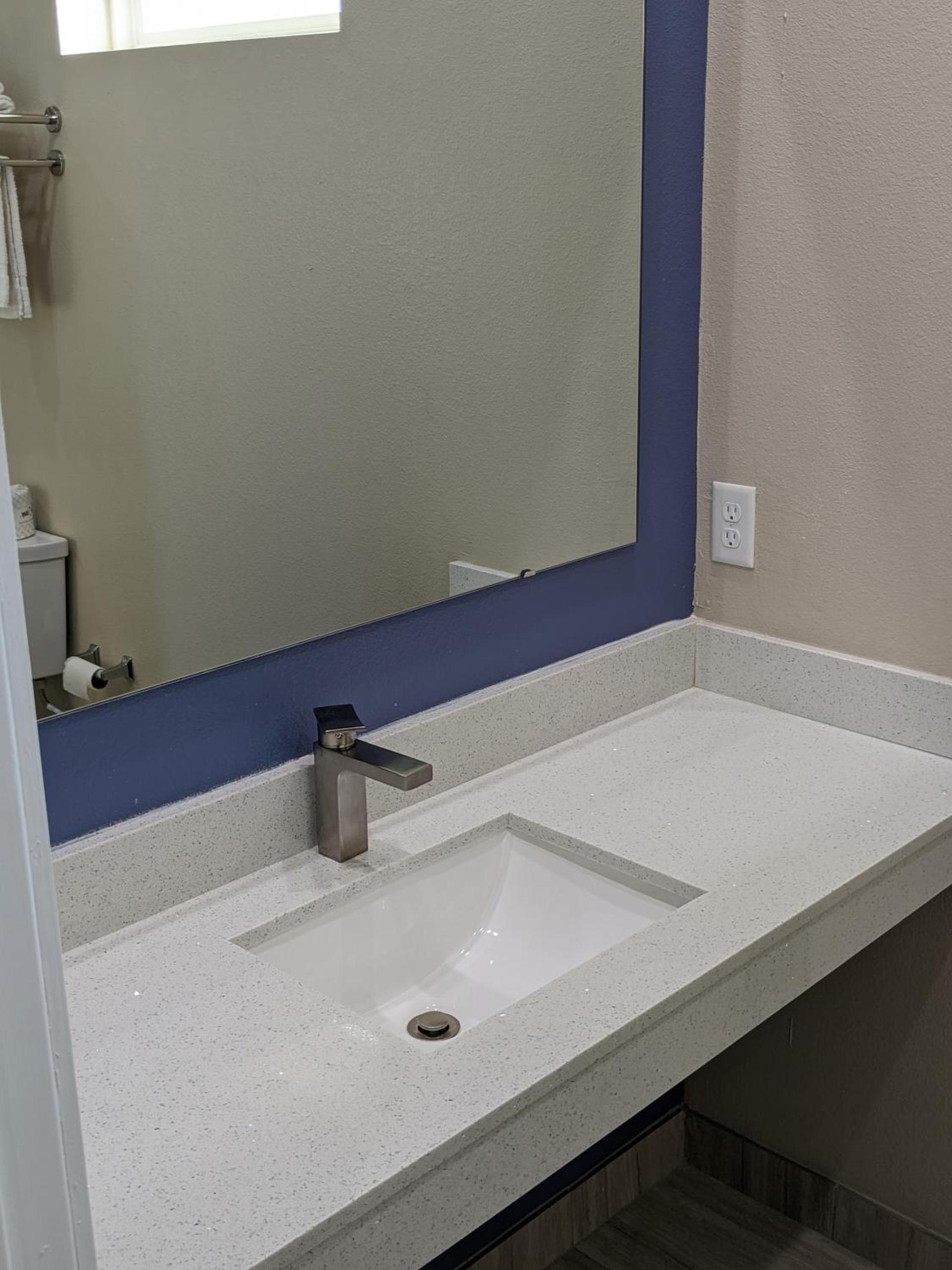 Holiday Inn motel photo 13