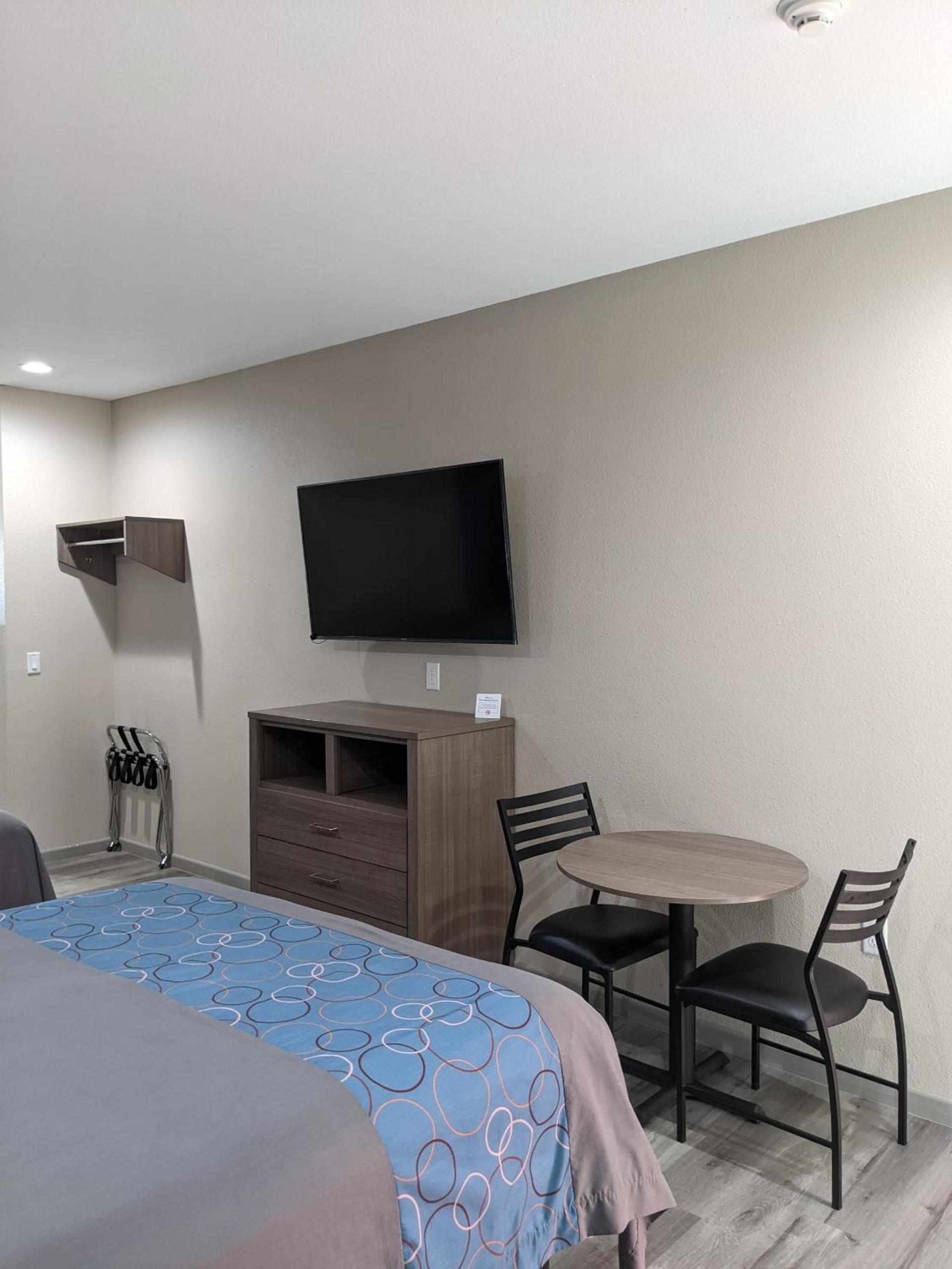 Holiday Inn motel photo 15