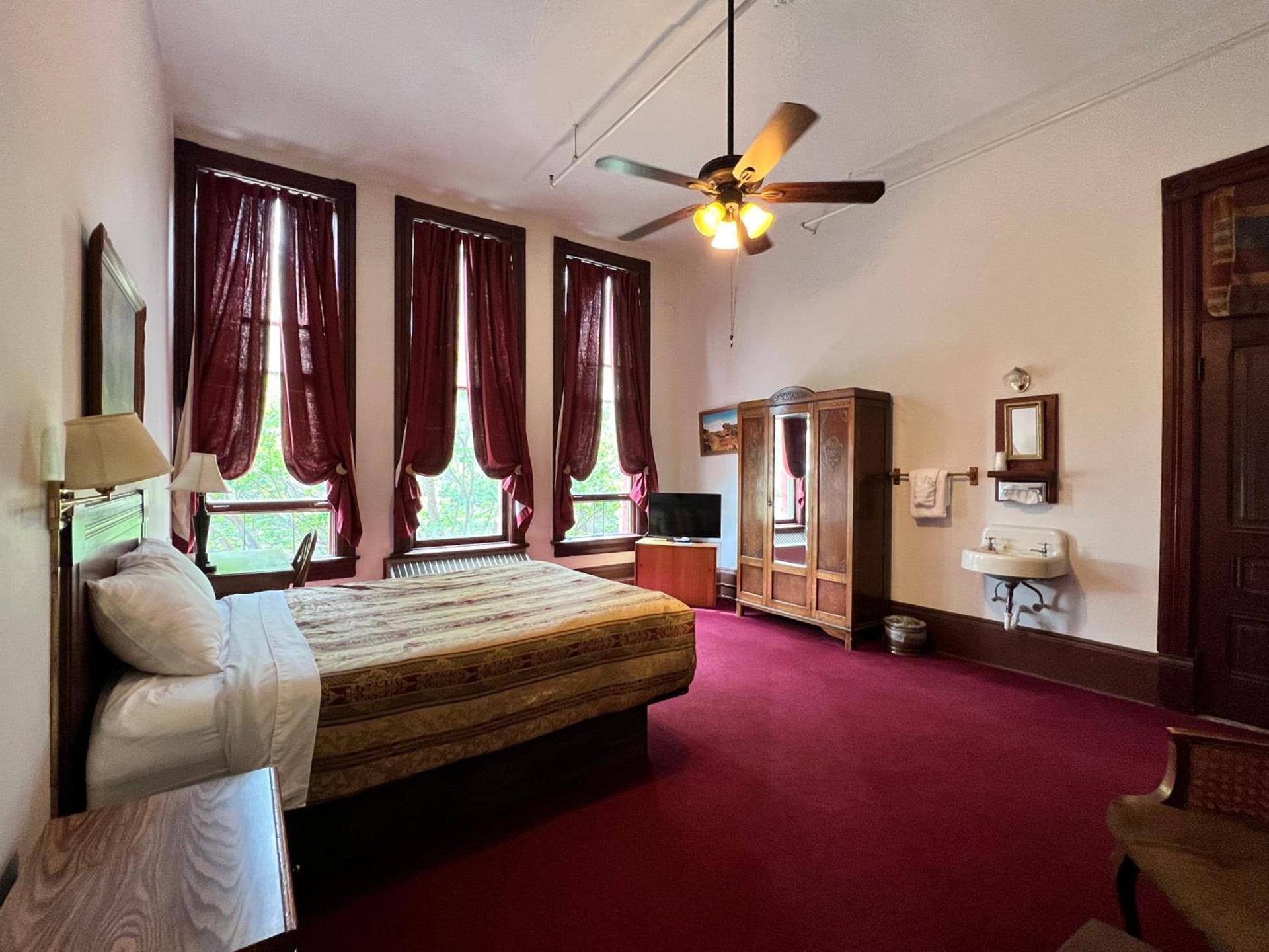 The Monarch Hotel photo 39