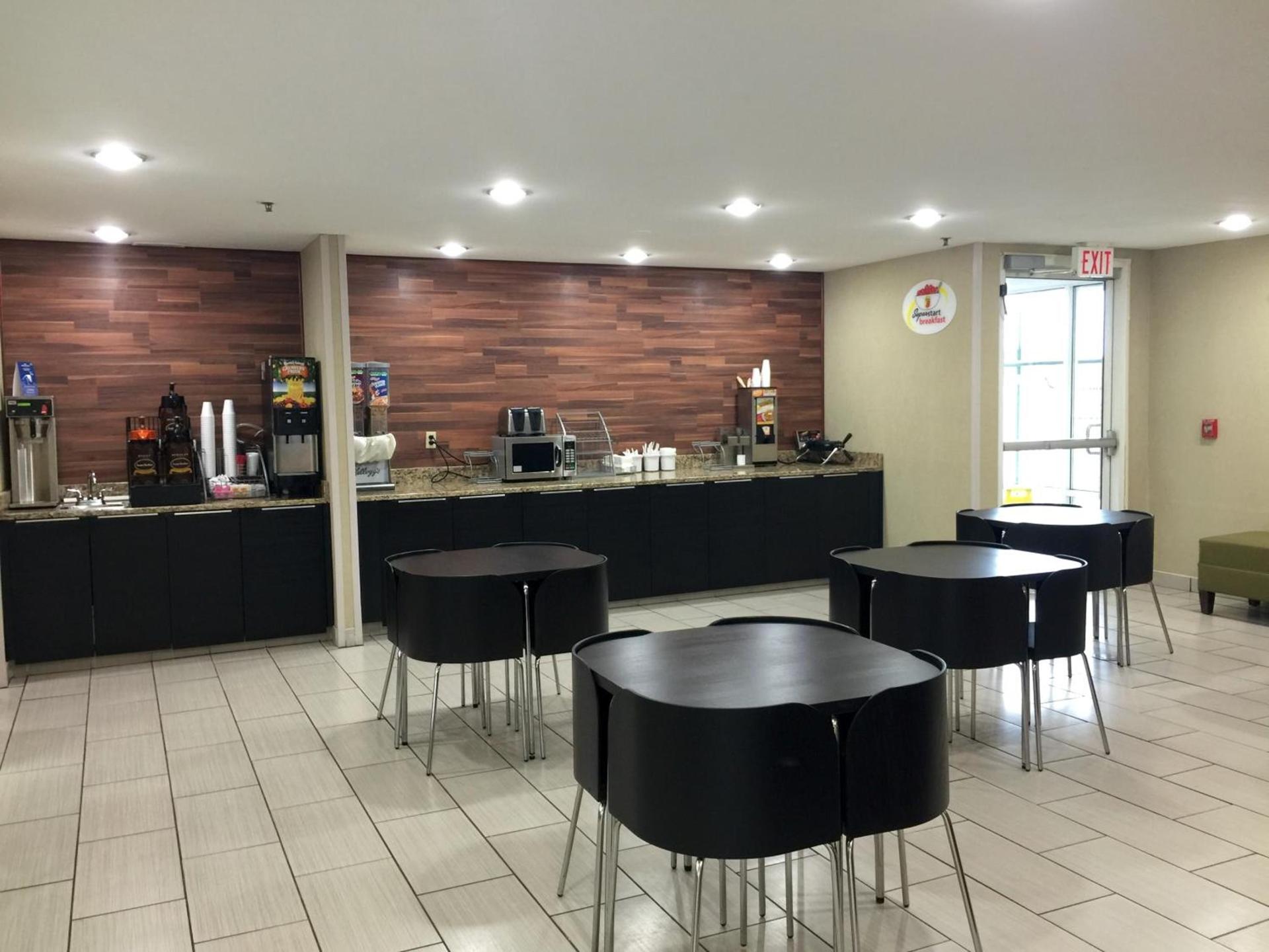 Super 8 by Wyndham Madison East photo 39