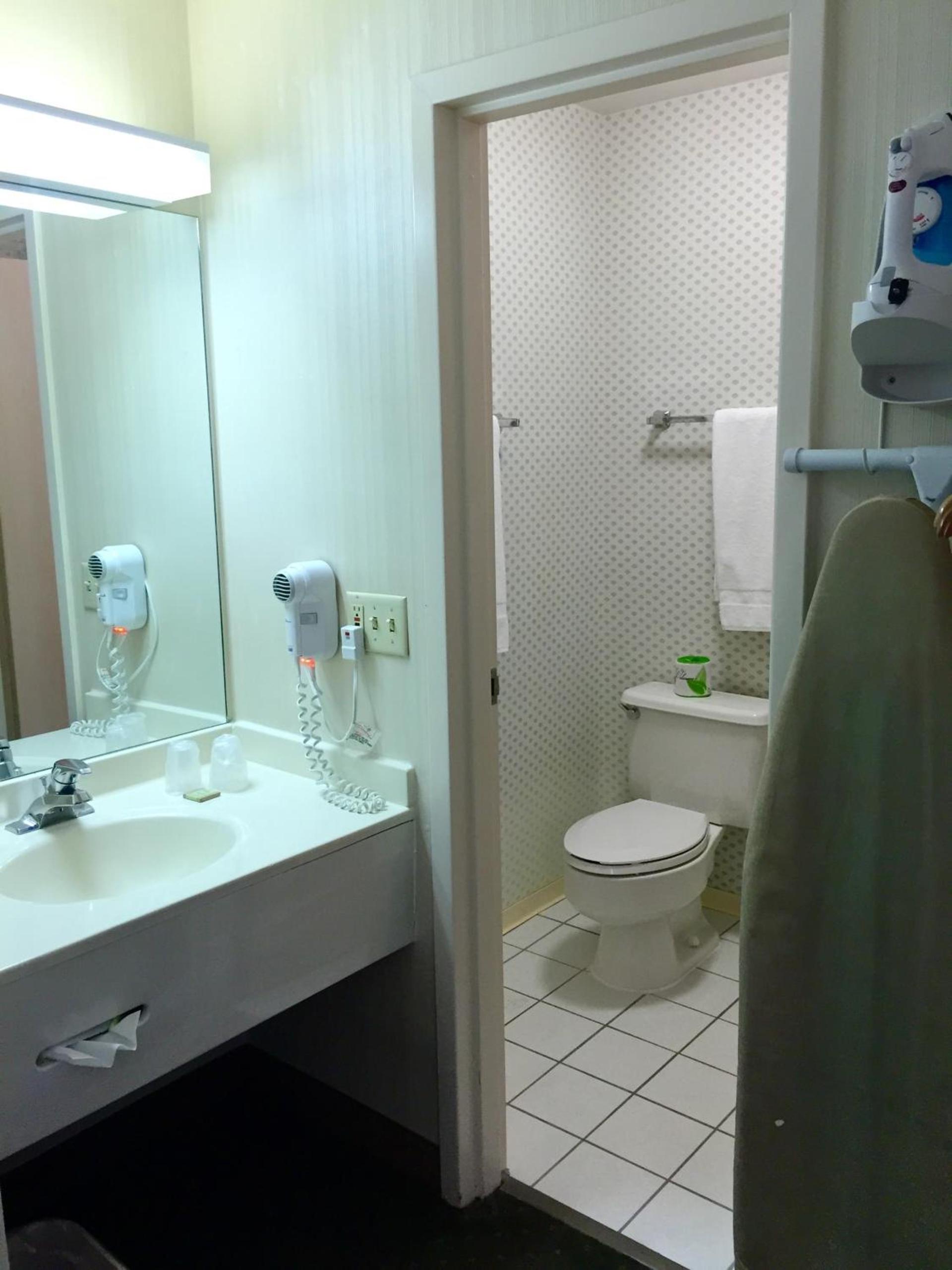 Super 8 by Wyndham Madison East photo 21
