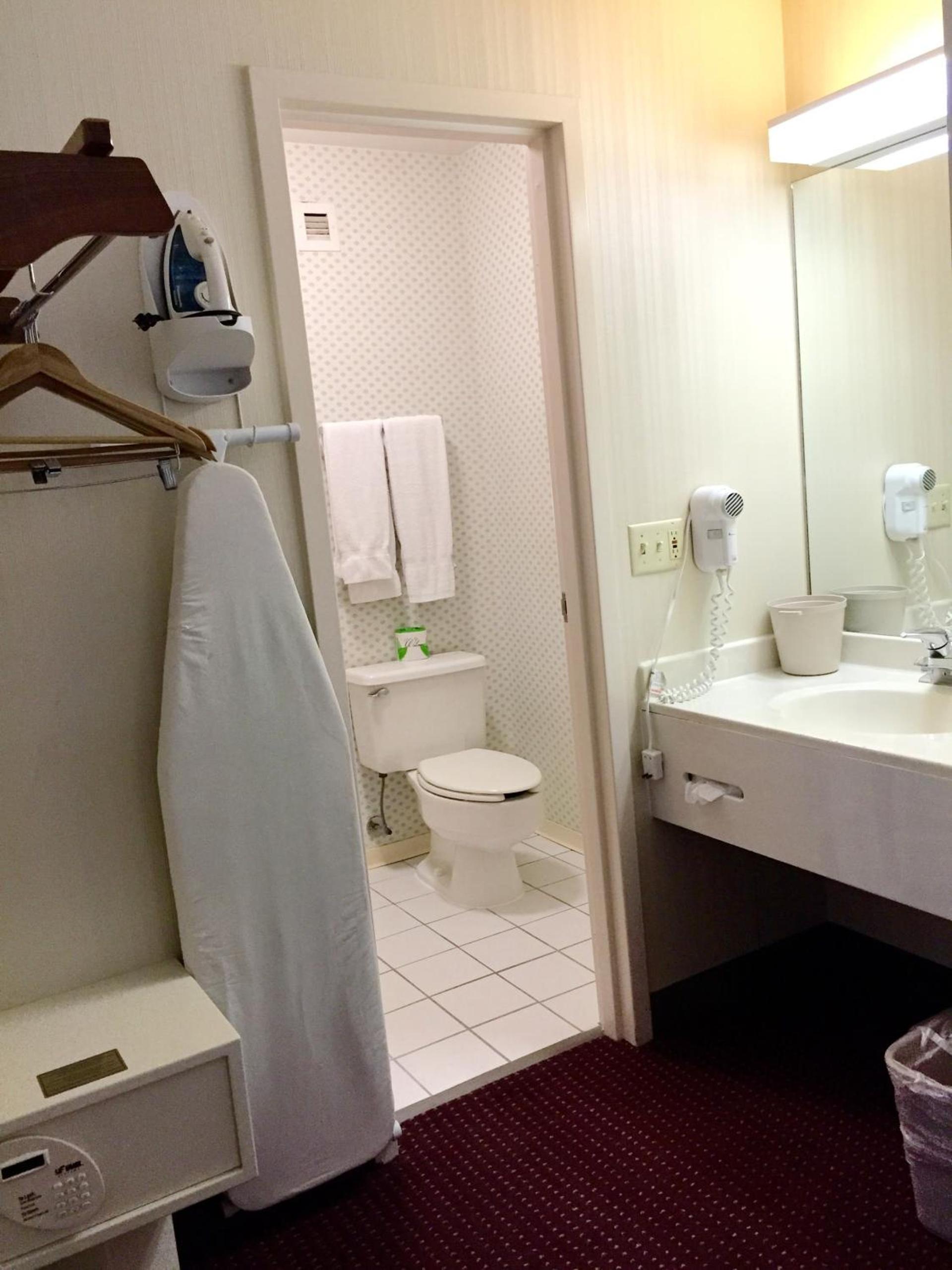 Super 8 by Wyndham Madison East photo 20