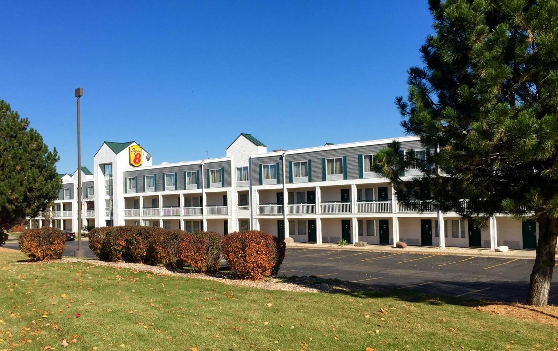 Super 8 by Wyndham Madison East photo 2