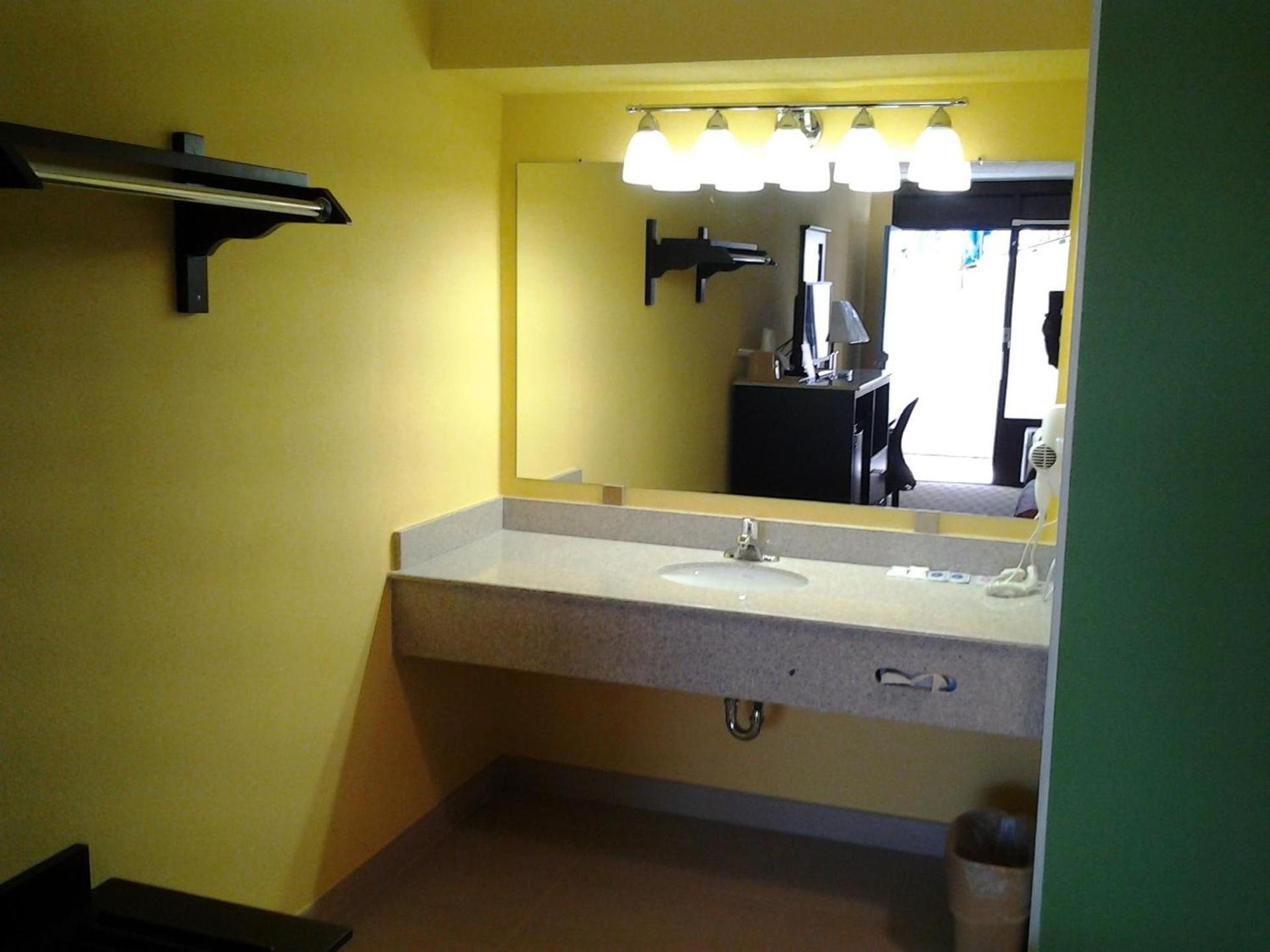 Elkton Lodge photo 14