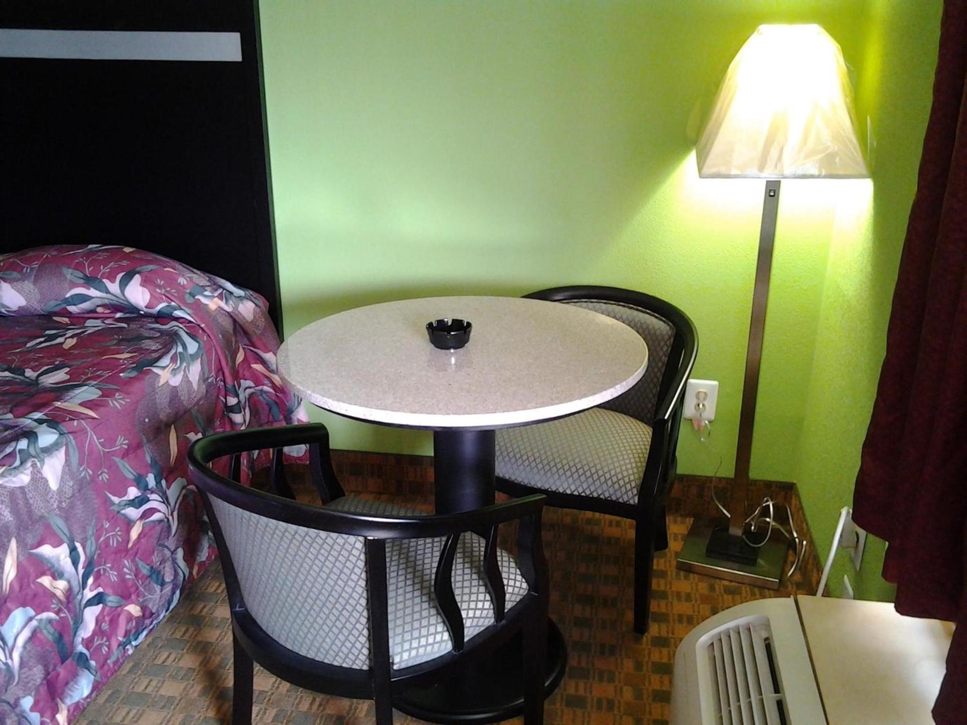 Elkton Lodge photo 11