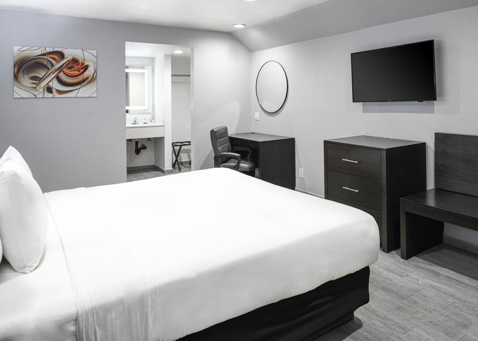 Hollywood Inn Express LAX photo 9