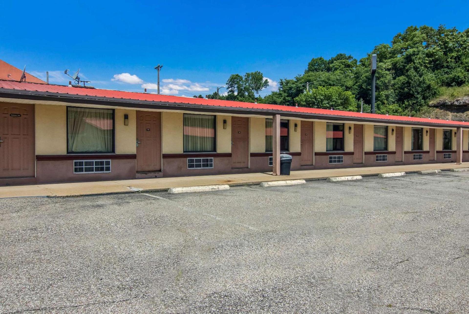 Econo Lodge Pittsburgh I-79 photo 1