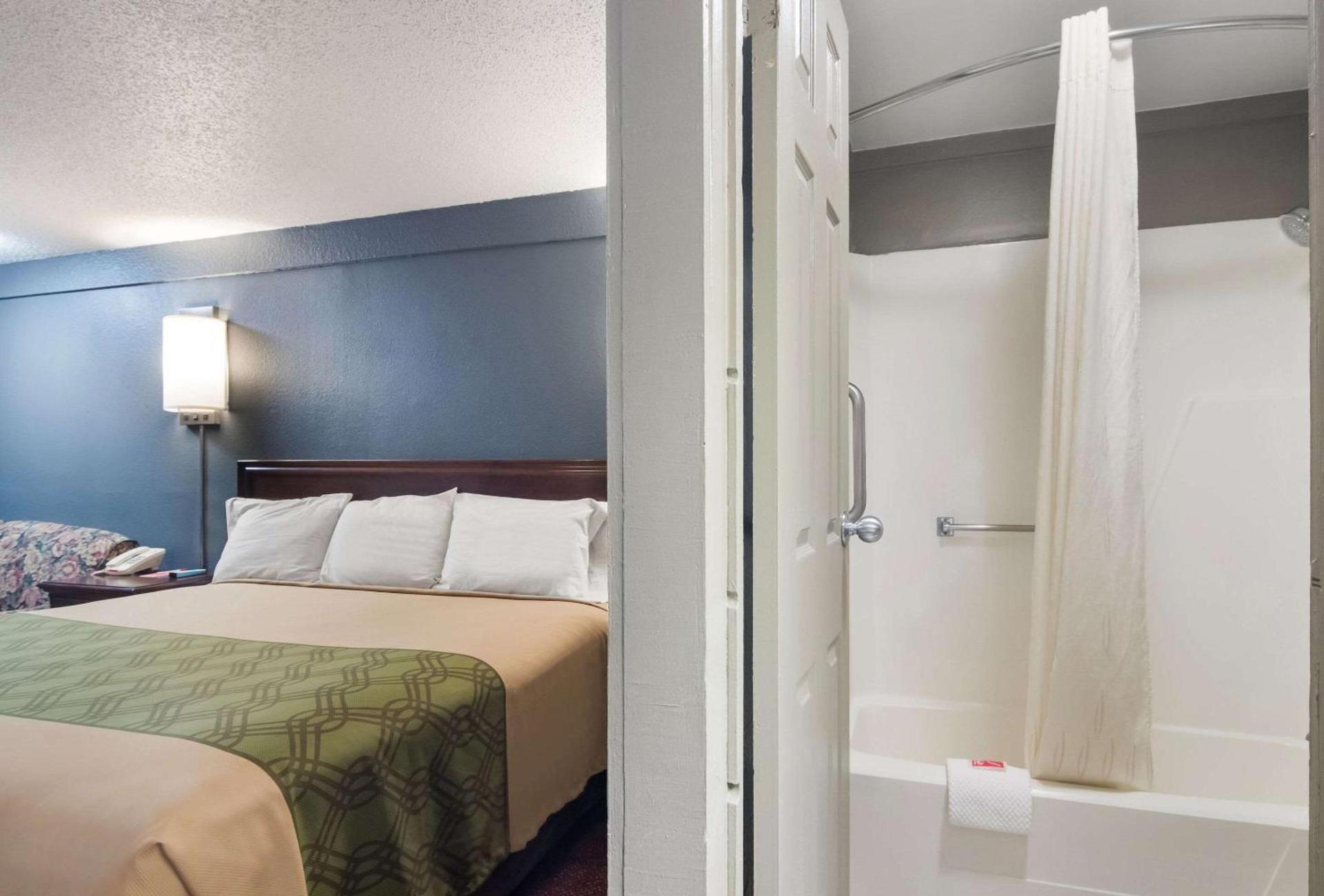 Econo Lodge Pittsburgh I-79 photo 23