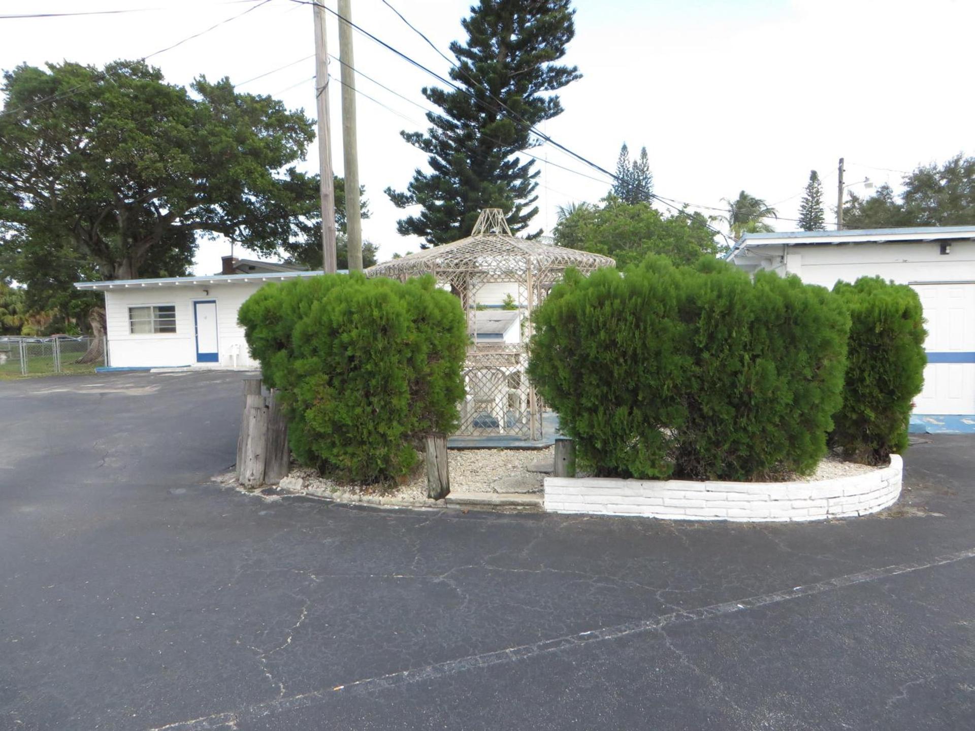 Royal Palms Motel photo 19