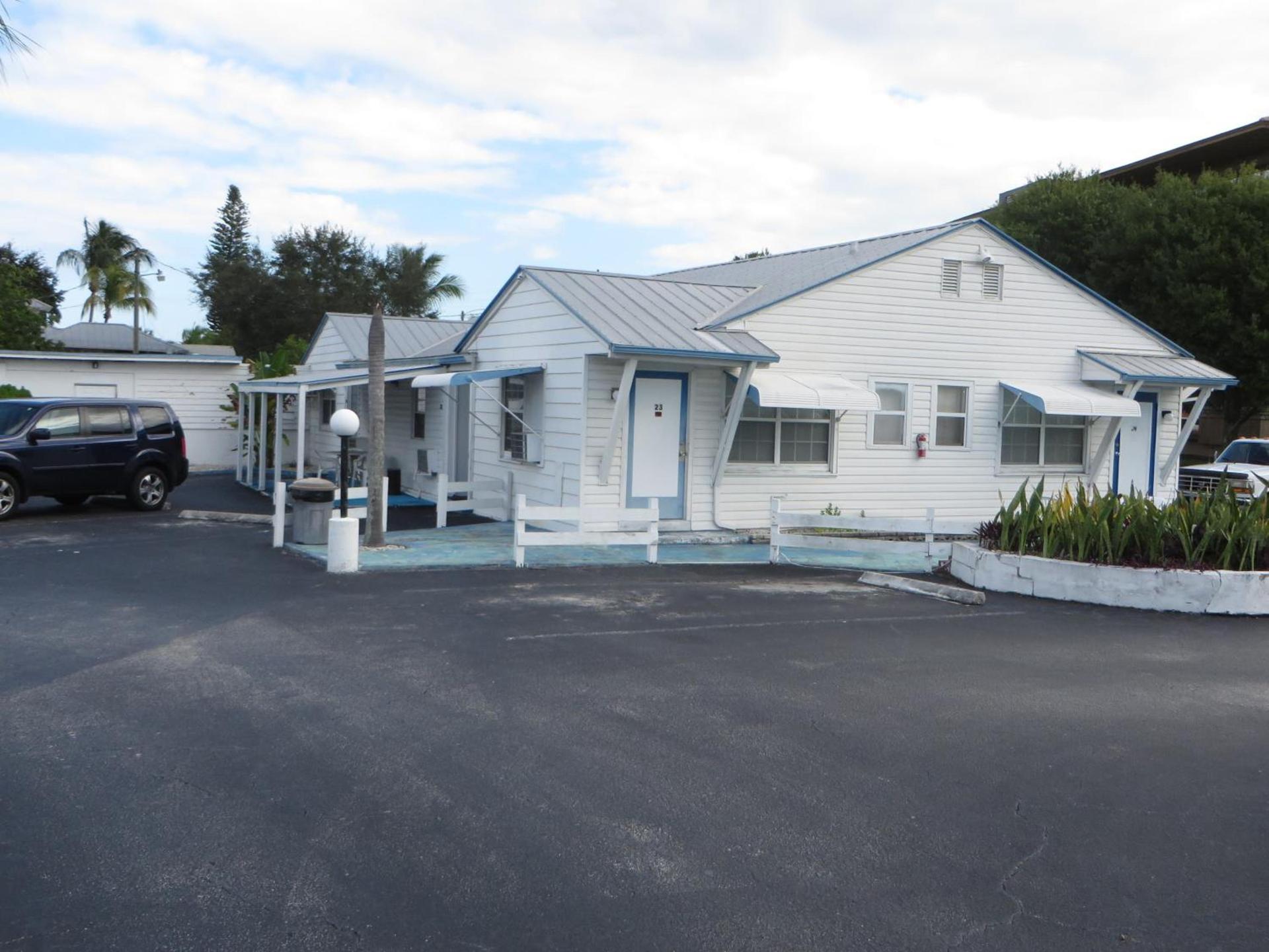 Royal Palms Motel photo 15