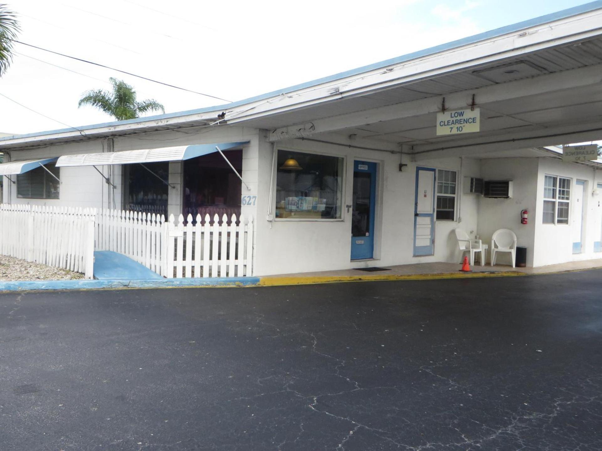 Royal Palms Motel photo 2