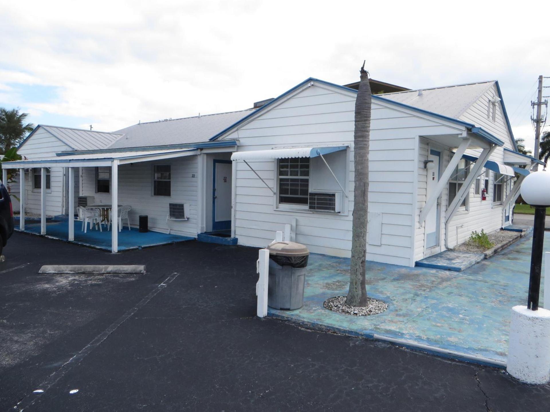 Royal Palms Motel photo 18