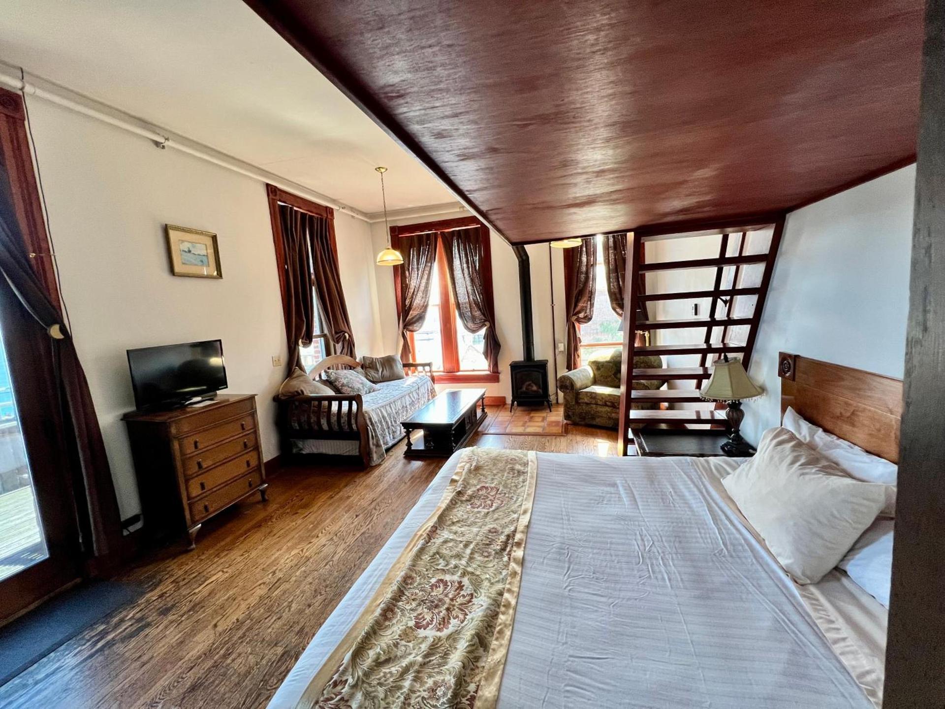 The Monarch Hotel photo 92