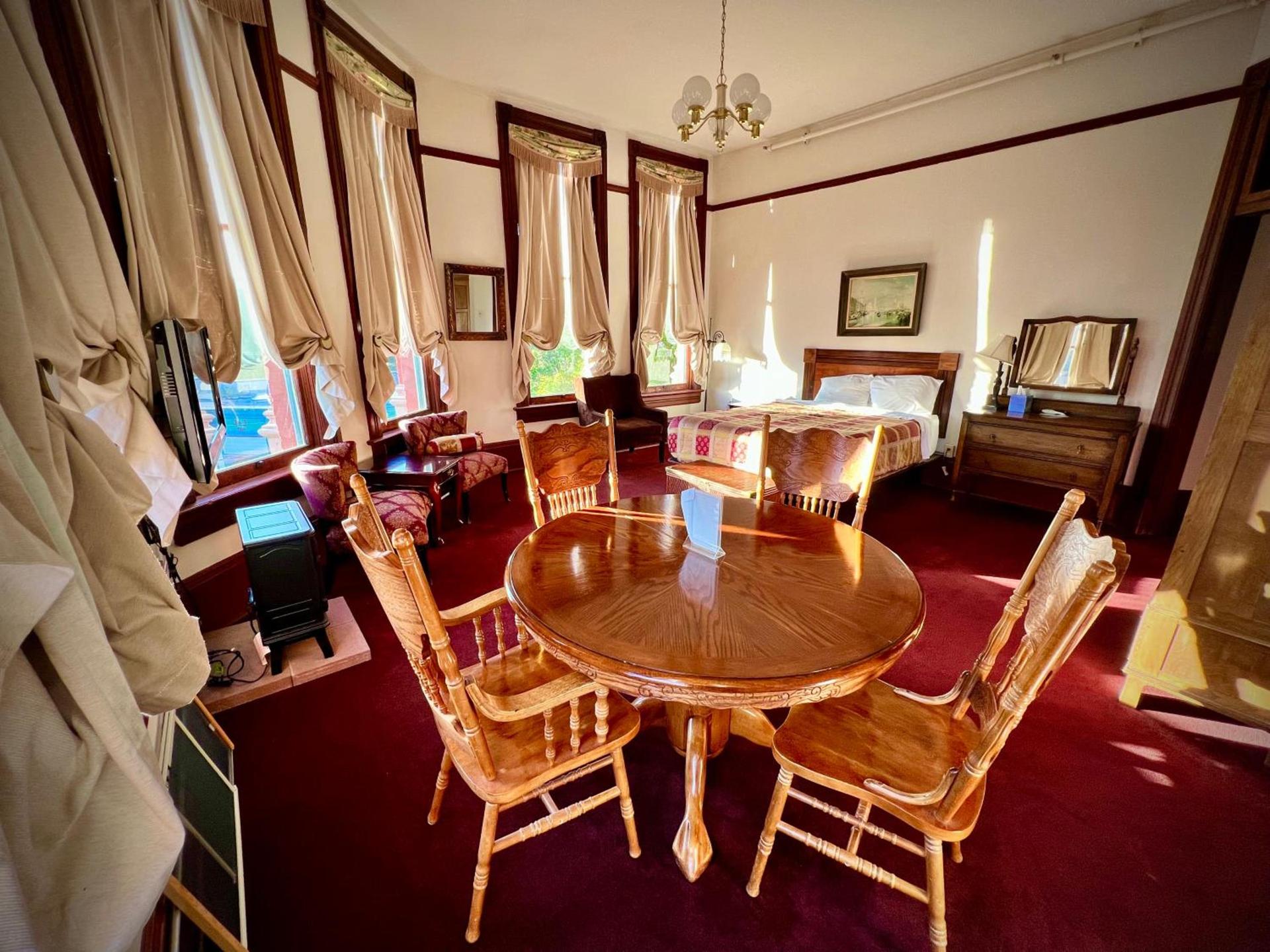 The Monarch Hotel photo 89