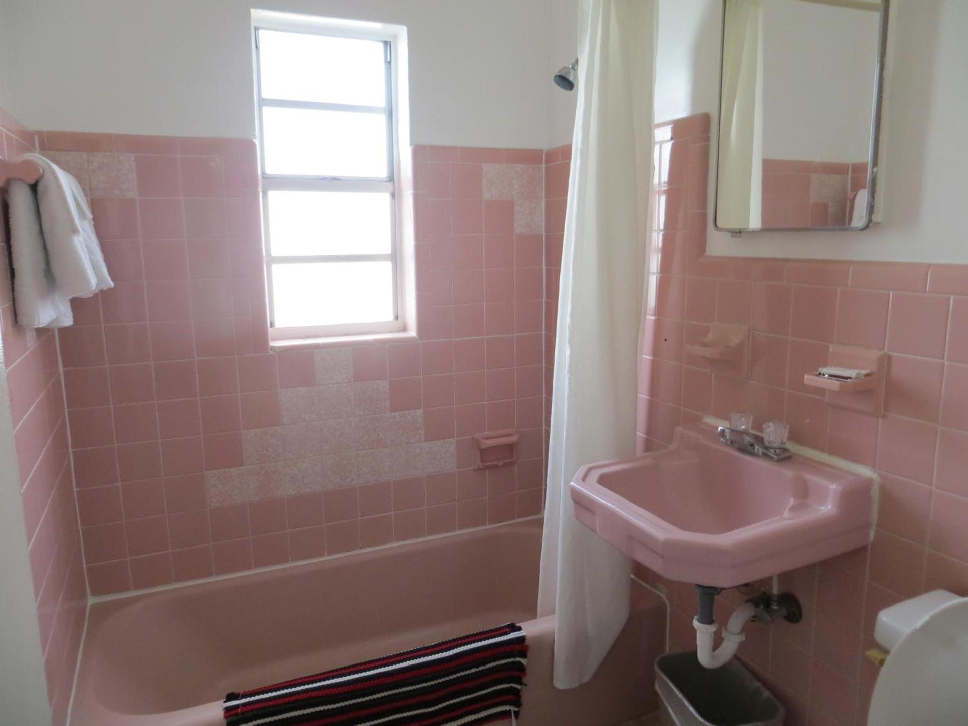 Skyway Motel photo 13