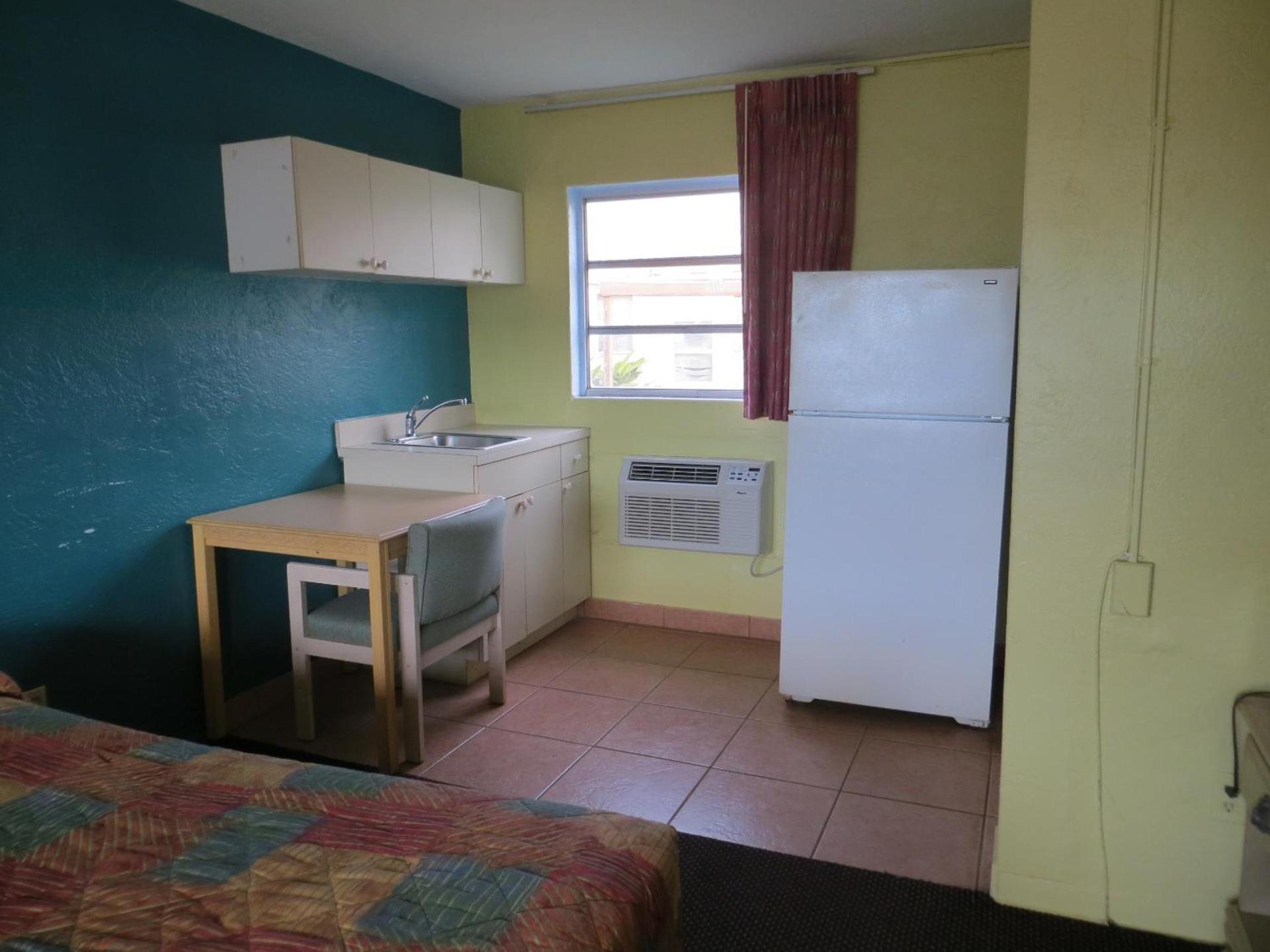 Skyway Motel photo 8