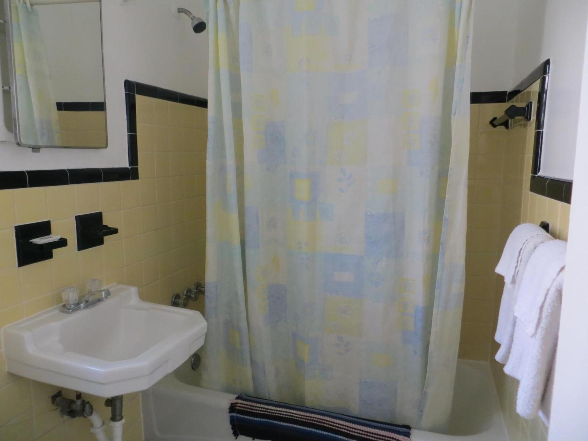 Skyway Motel photo 10