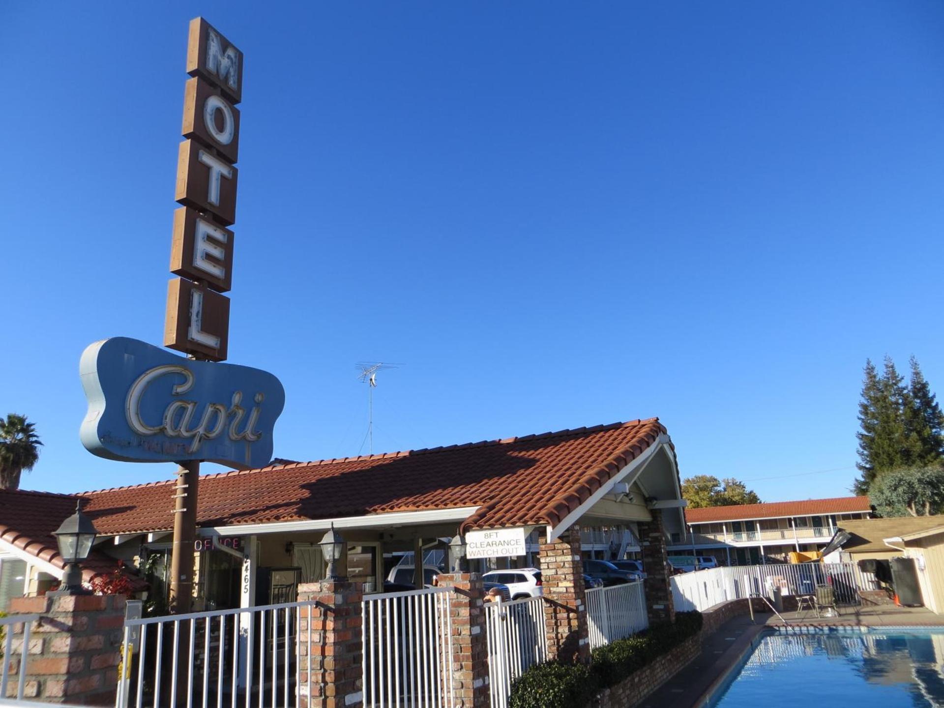 Capri Motel photo 1