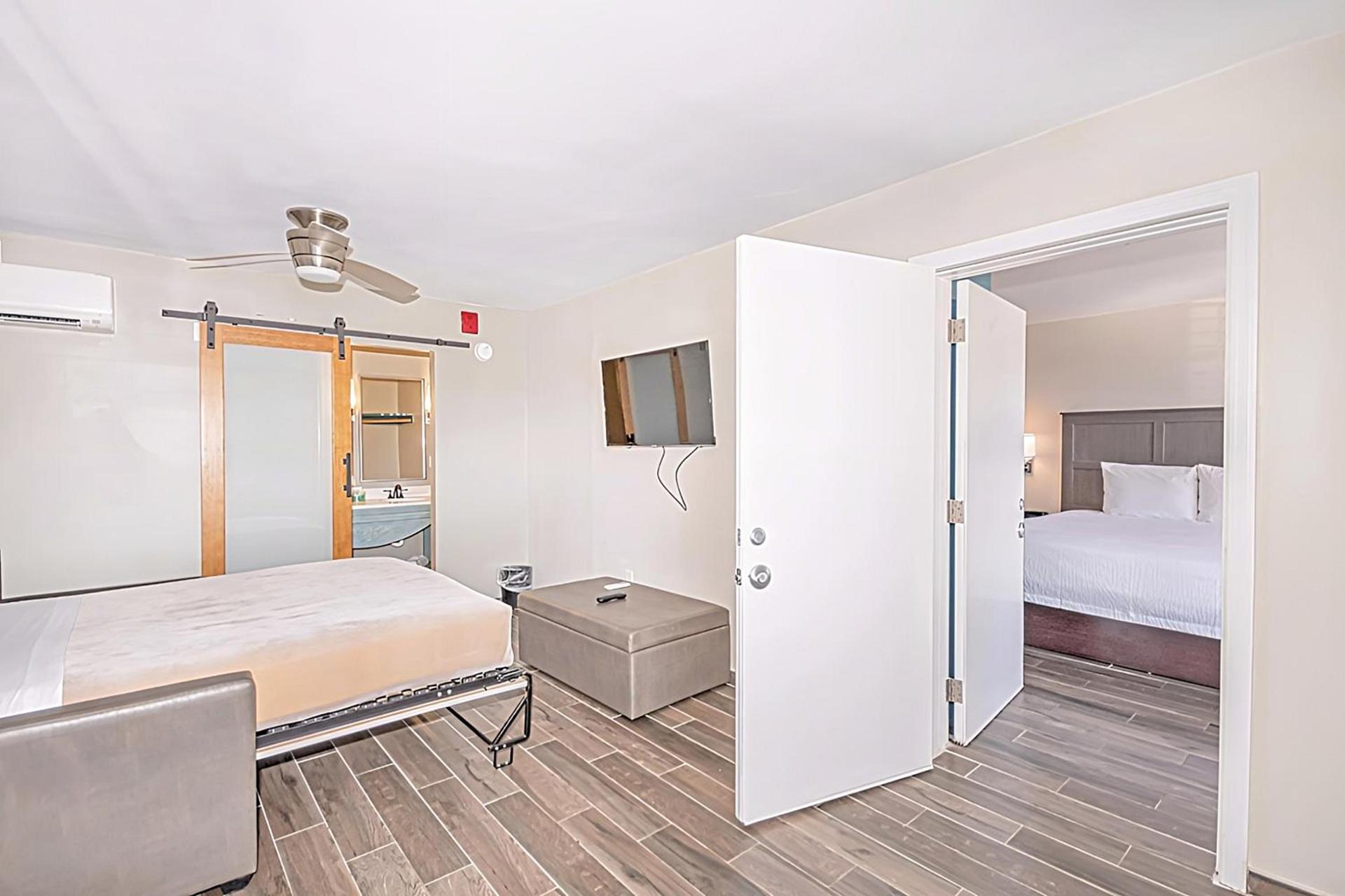 Seven Hills Suites I-10 photo 40