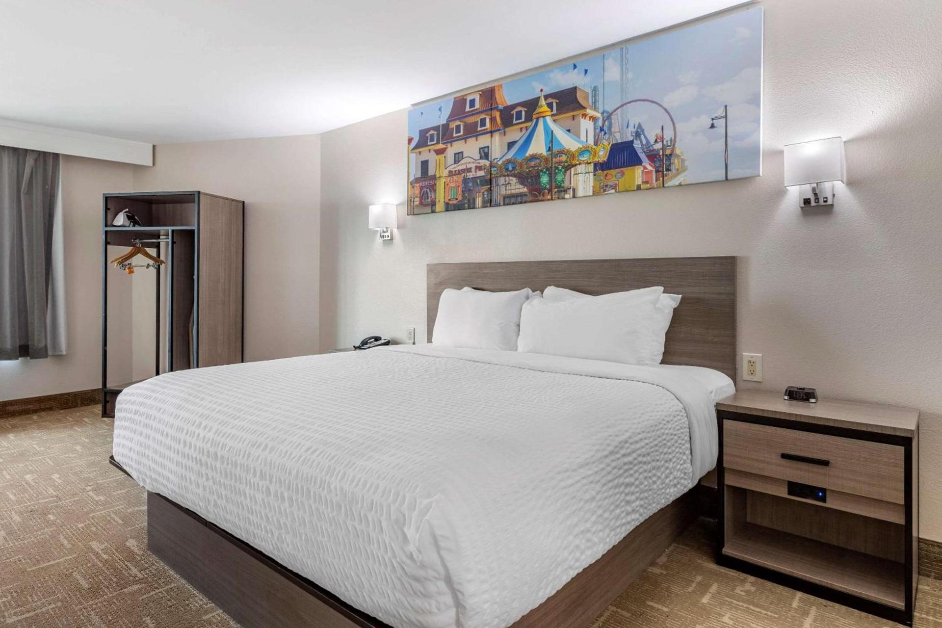 Clarion Pointe Galveston Seawall photo 25