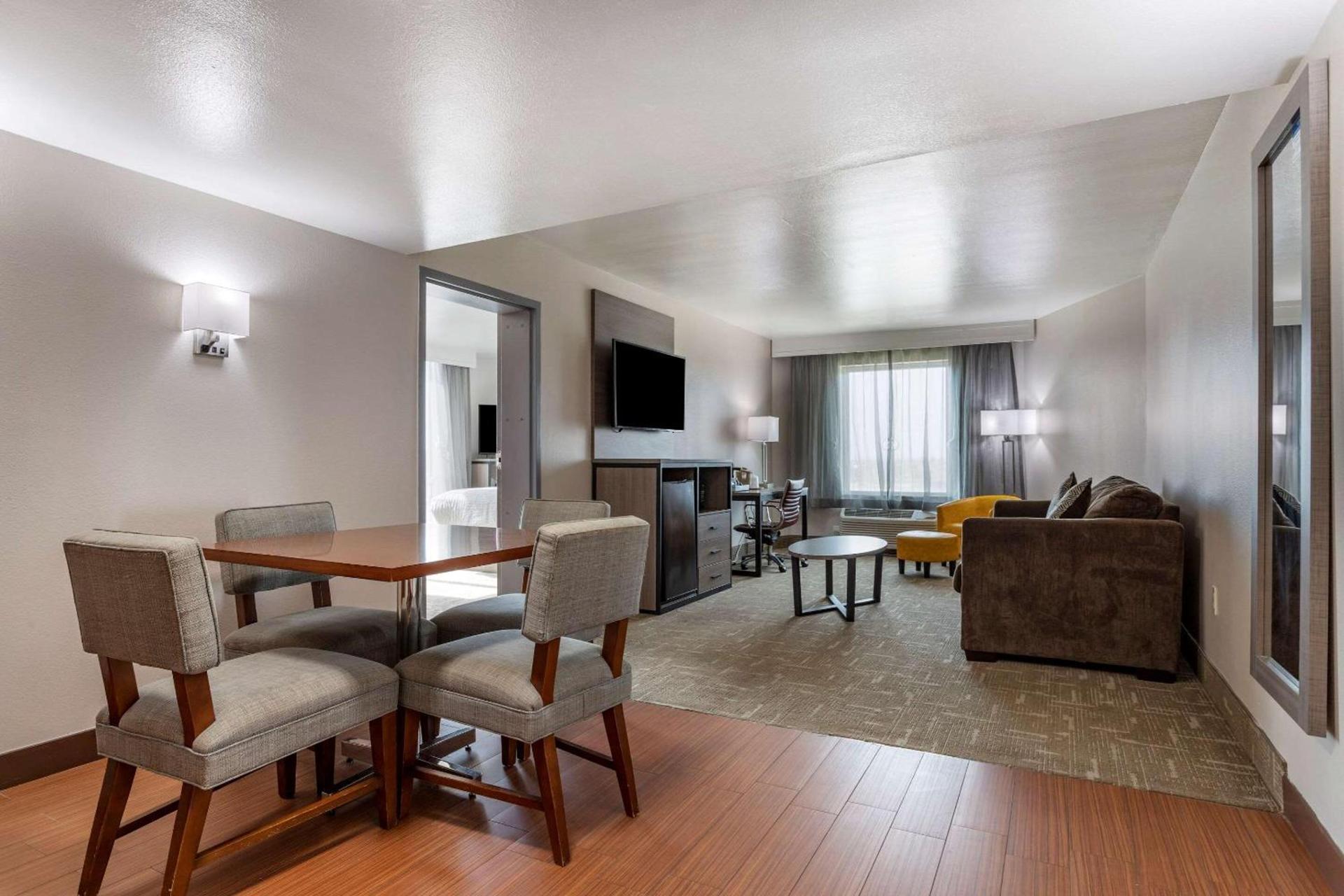 Clarion Pointe Galveston Seawall photo 37